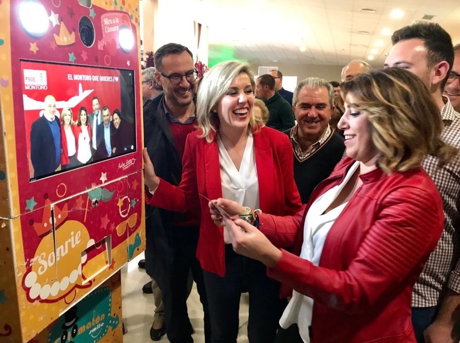 Díaz bromea con la alcaldesa, Ana María Romero.