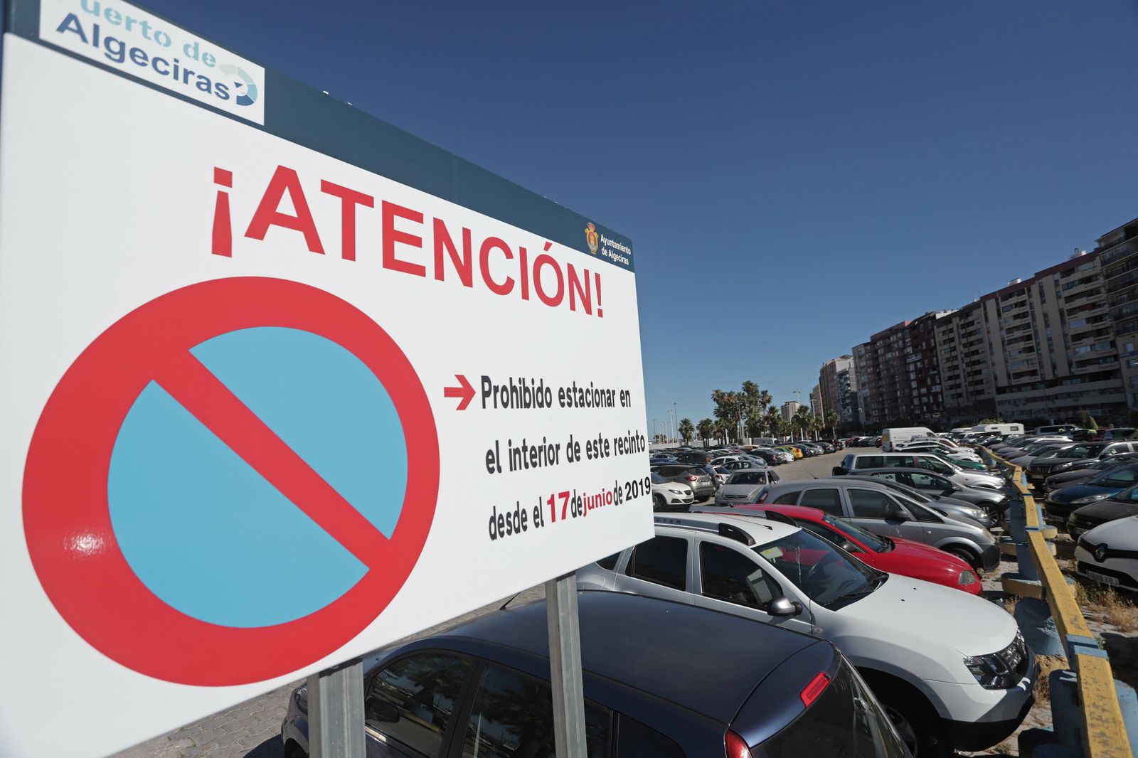 El cartel que anuncia la nueva fecha de cierre de la zona más cercana al oasis