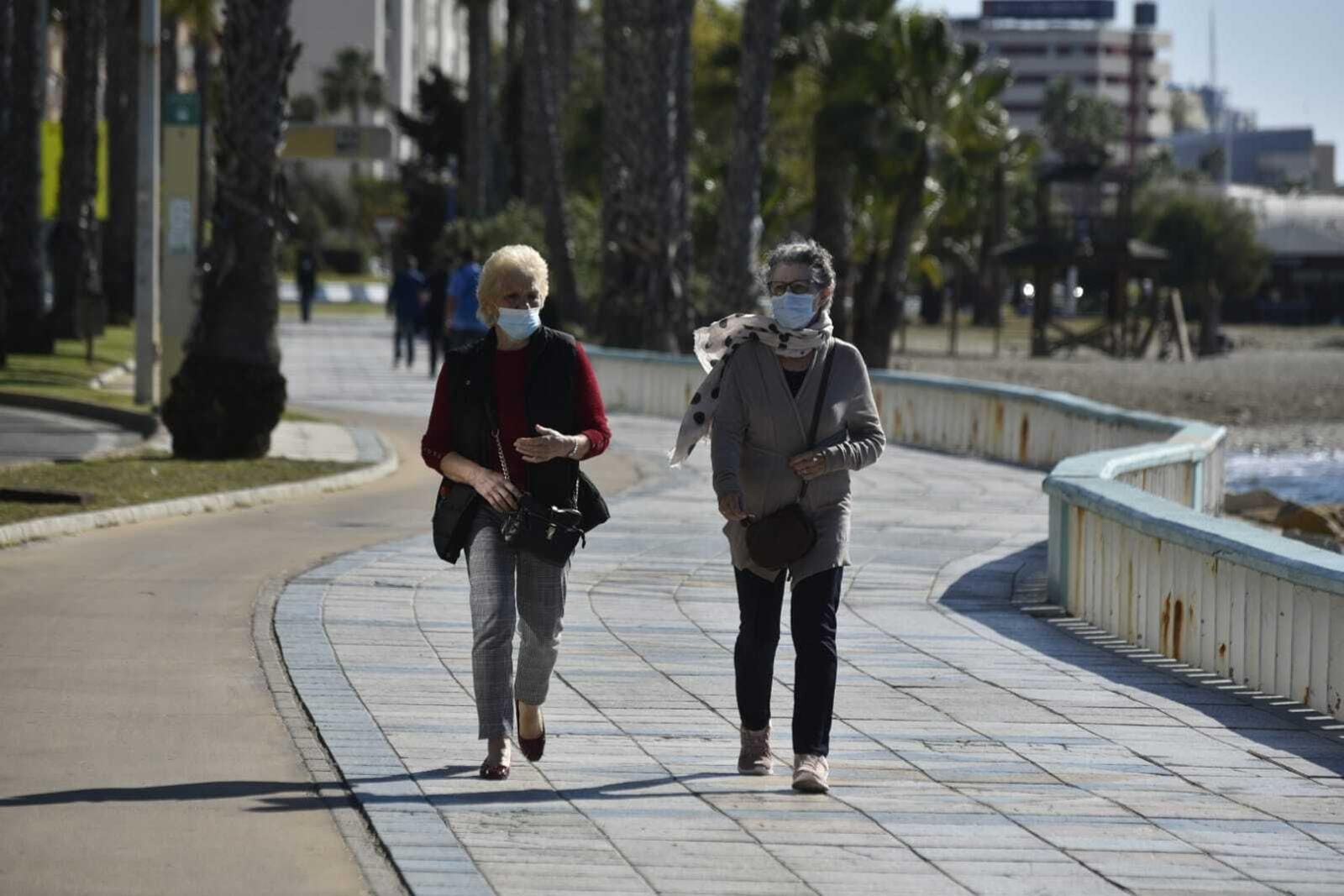 Dos mujeres con mascarilla pasean por La Línea.