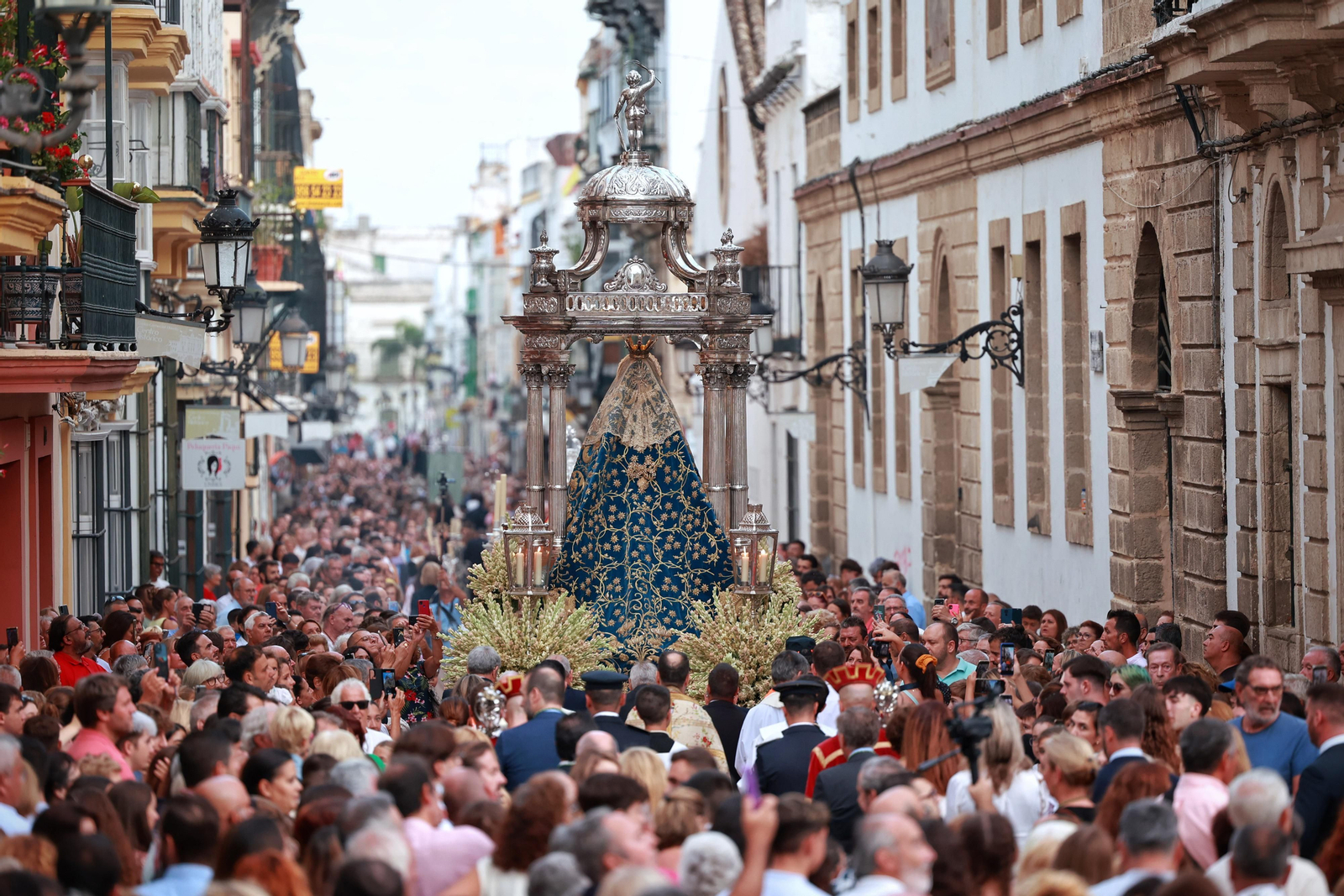 La procesión de la Virgen de los Milagros, en imágenes