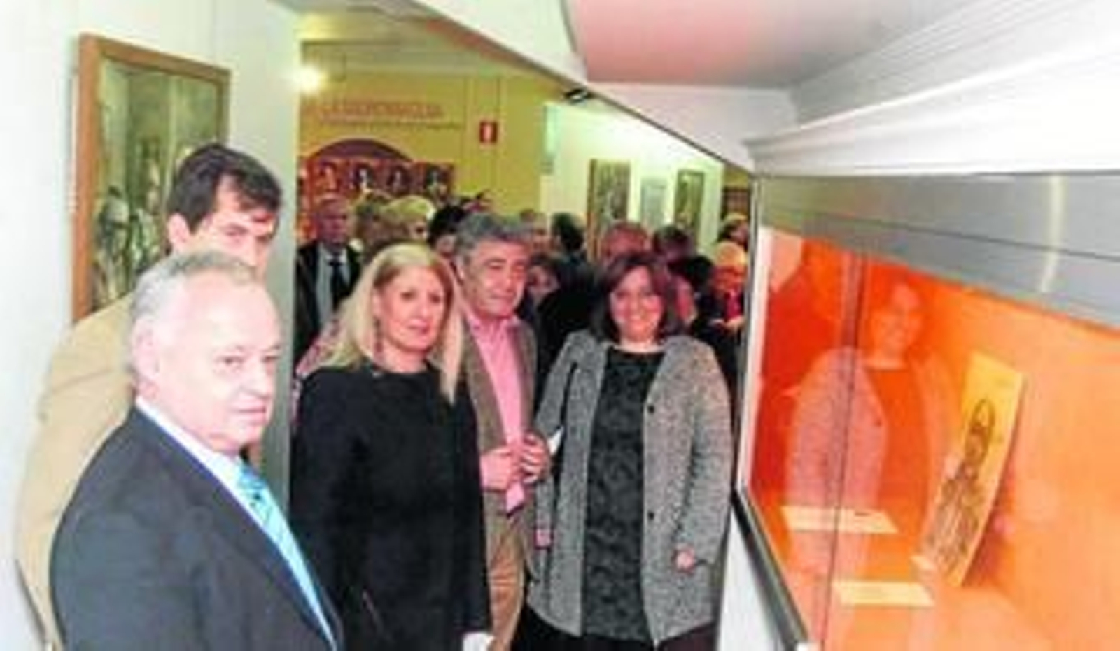 Gonzalo Santonja junto a Francisca Toresano y Félix de la Vega, autor de las pinturas.