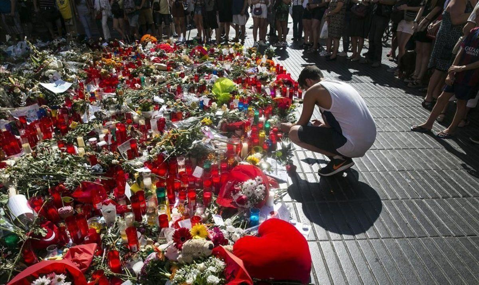 Flores en las Ramblas de Barcelona en memoria de las víctimas del 17-A.