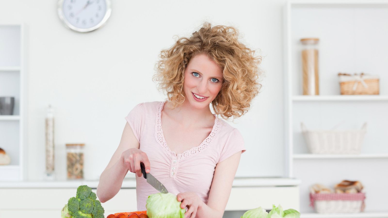 Llevar una dieta equilibrada es clave para que el cabello tenga todos los nutrientes necesarios.