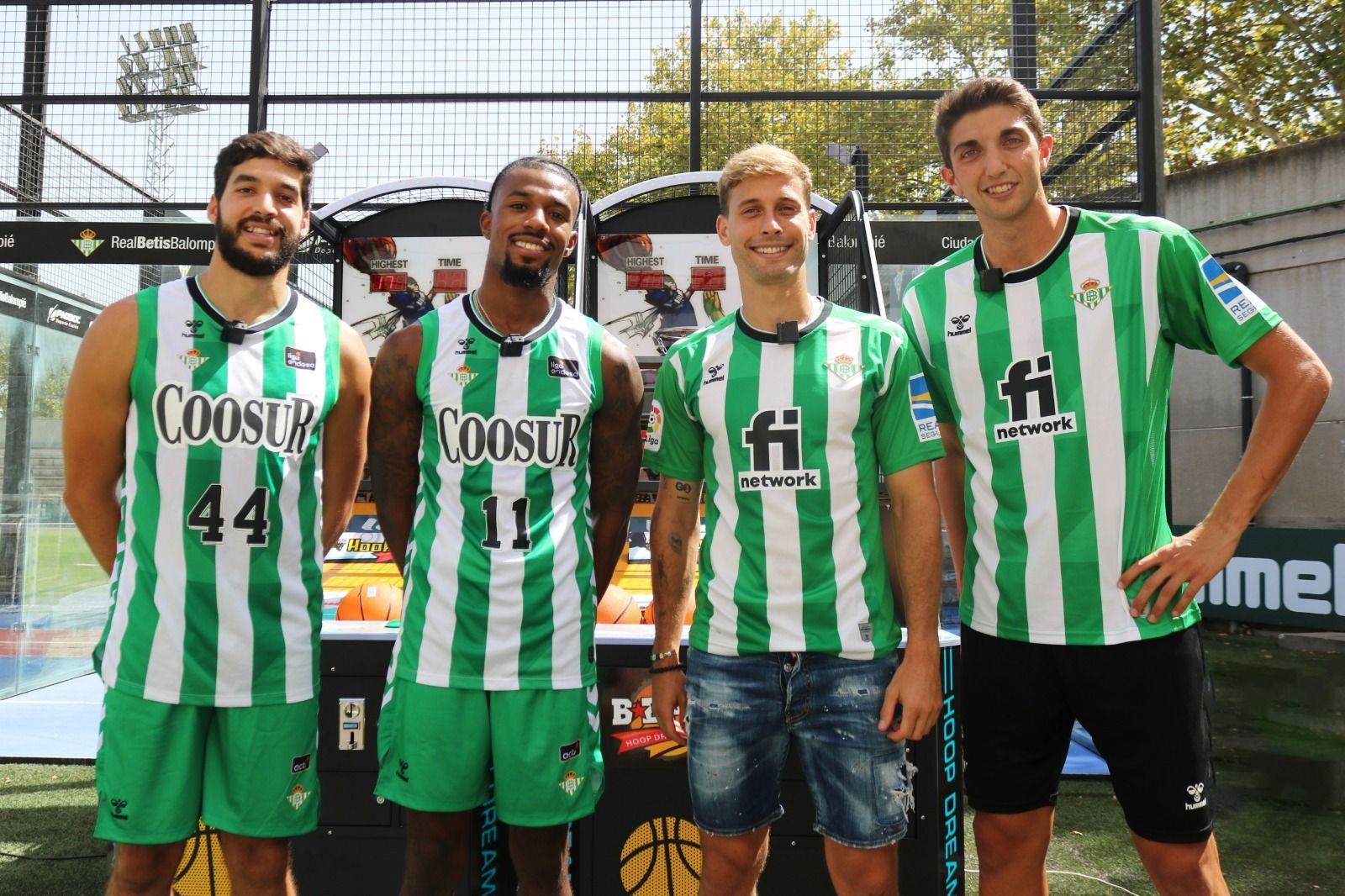Pozas y Evans lucen la publicidad de Coosur en un acto con Canales y Édgar.