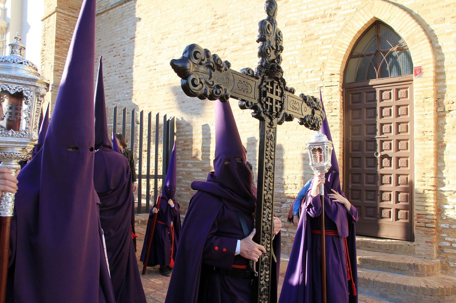 Un grupo de hermanos en la estación de penitencia de este año.