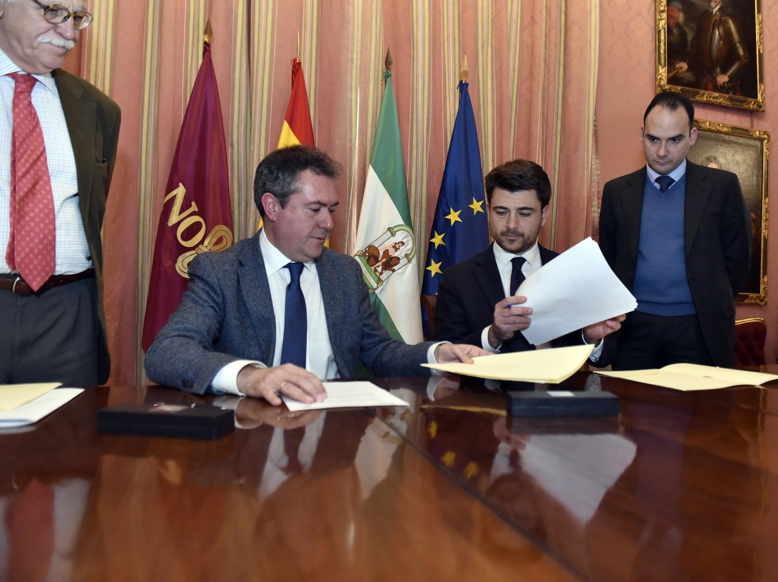 Juan Espadas y Beltrán Pérez firman el acuerdo sobre los presupuestos para este año ante la mirada del popular Rafael Belmonte.