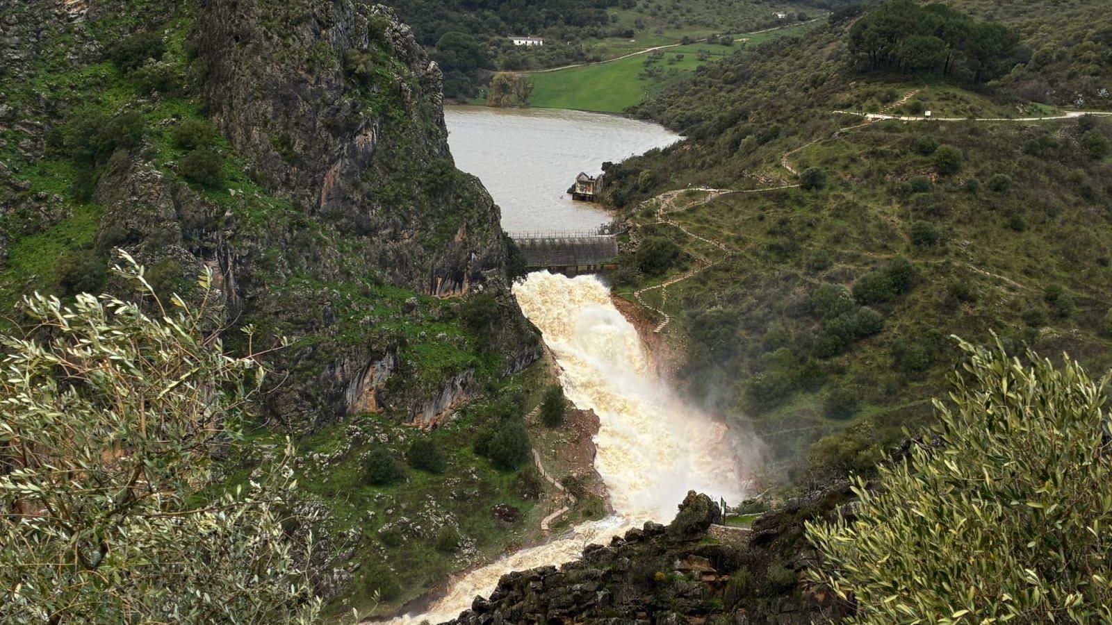 La presa de Montejaque comienza a desaguar tras alcanzar el límite de su capacidad