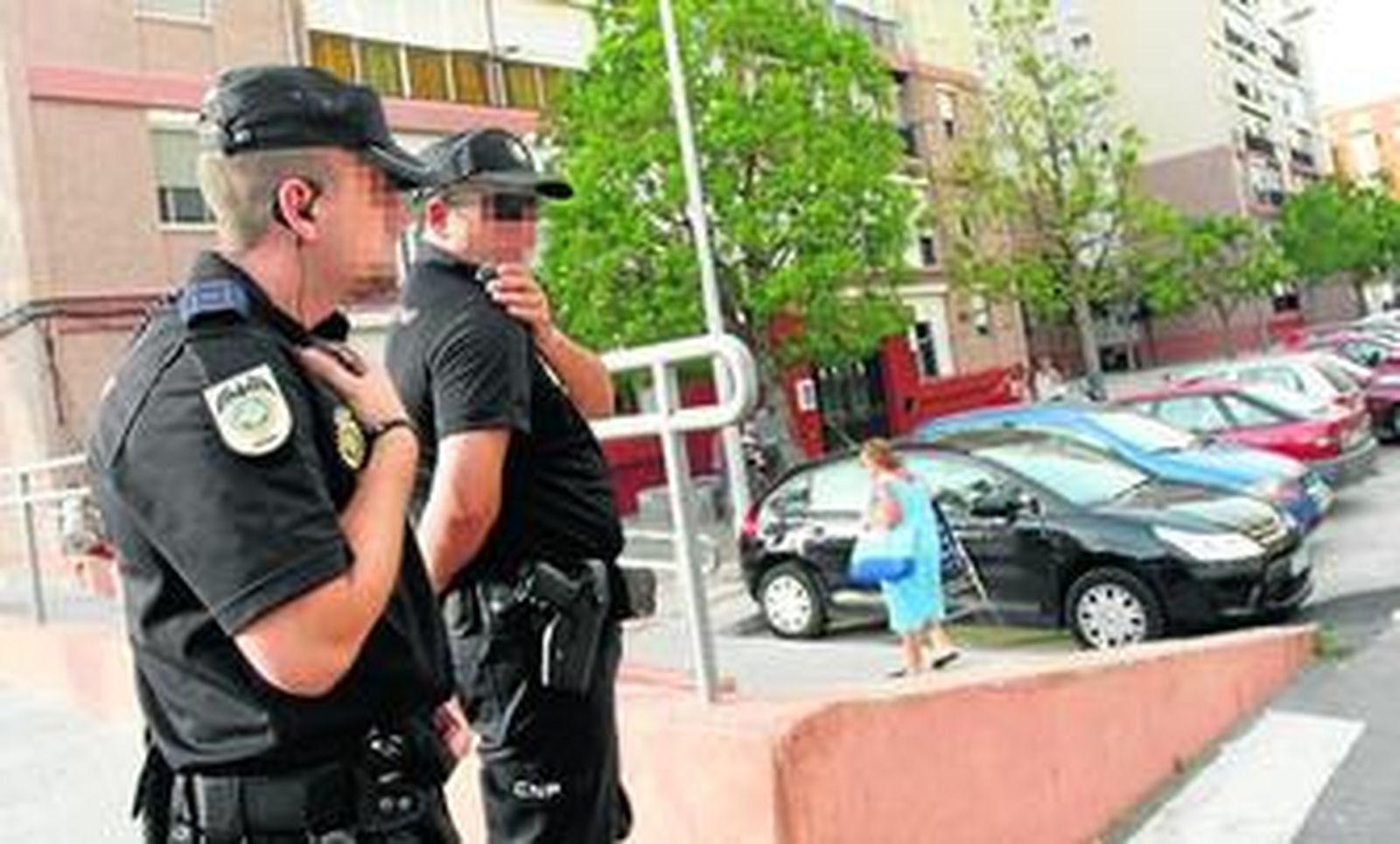 Dos agentes de la Policía, ayer tarde en las cercanías de la calle Cal y Canto.