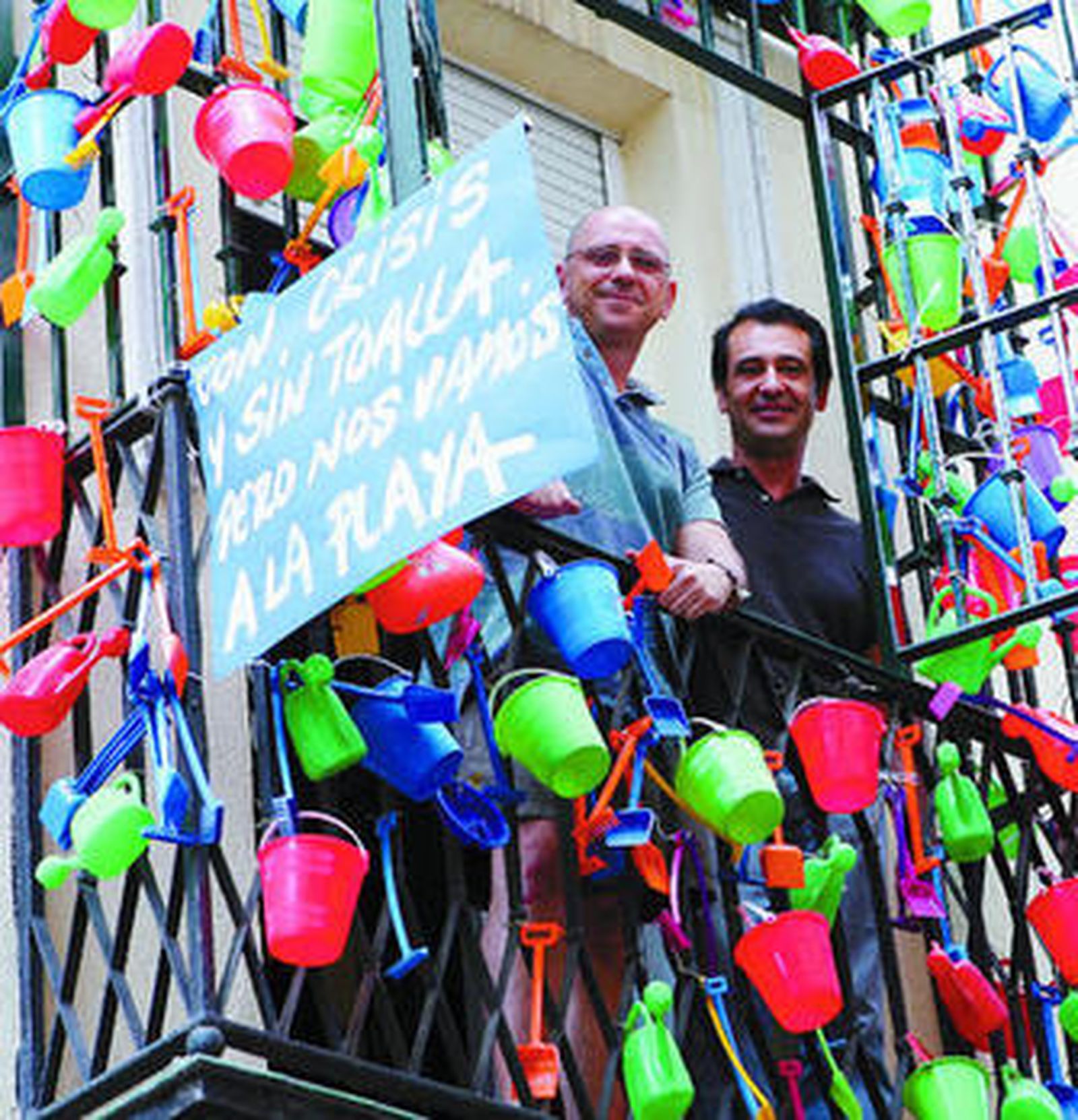 Mundi y Juan Carlos Martín Iglesia, en la ventana de su estudio.