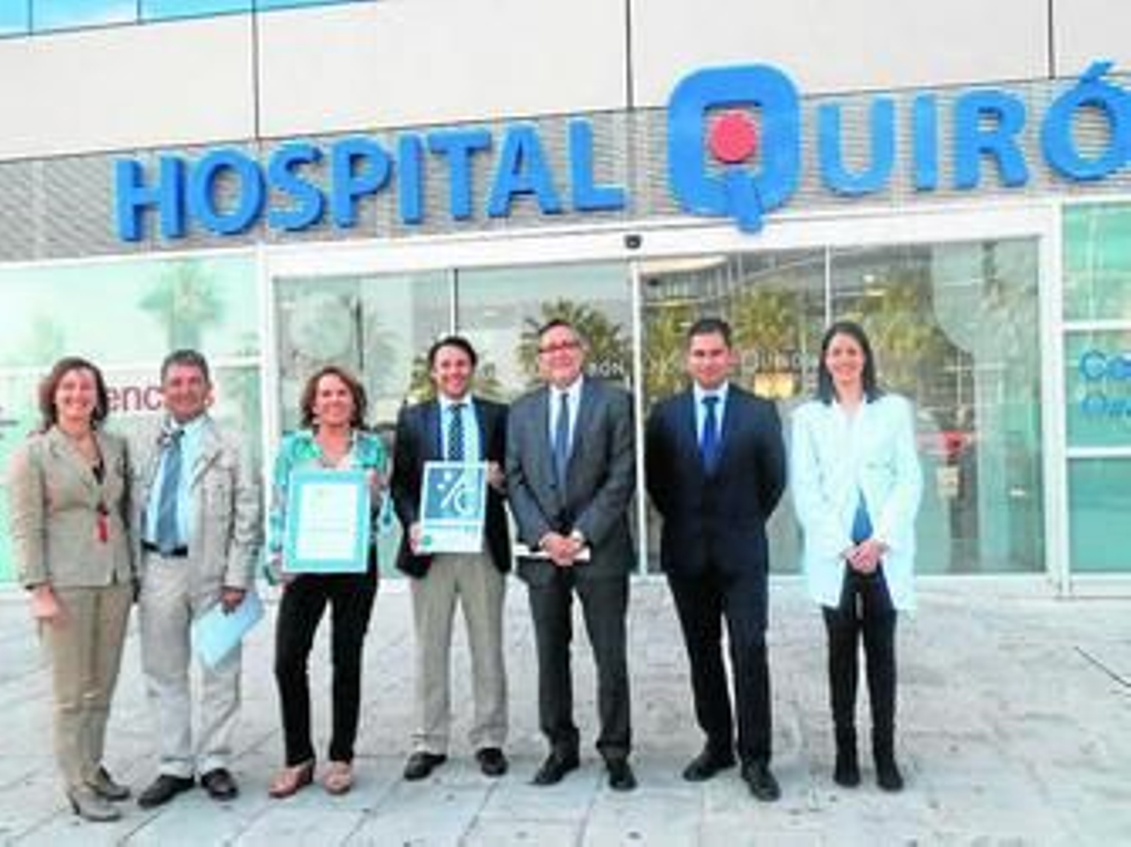 Representantes de la Junta y miembros del Hospital QuirónSalud.