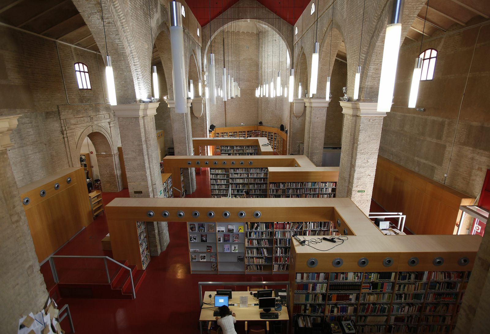 Vista del interior de la antigua iglesia de Santa Lucía, sede del Centro de Documentación de las Artes Escénicas de Andalucía.