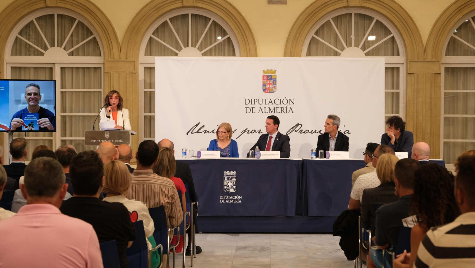 El Doctor Antonio Ríos presenta su libro 'Una Rodilla Feliz', en imágenes