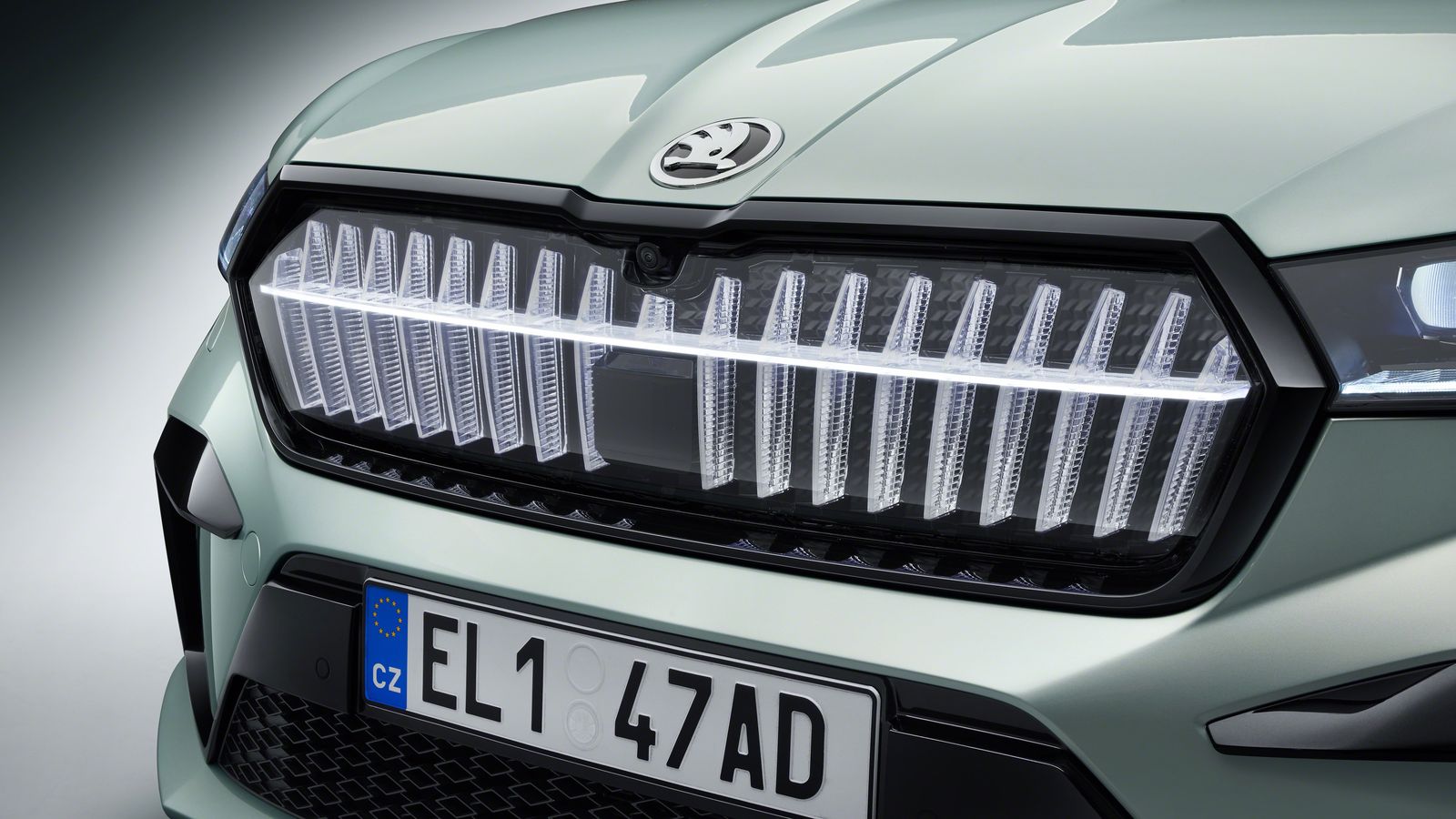 No estará presente en todas las versiones, pero esta parrilla con LED hará único al Skoda Enyaq. Tiene 130 LED que iluminan las lamas verticales y la banda horizontal.
