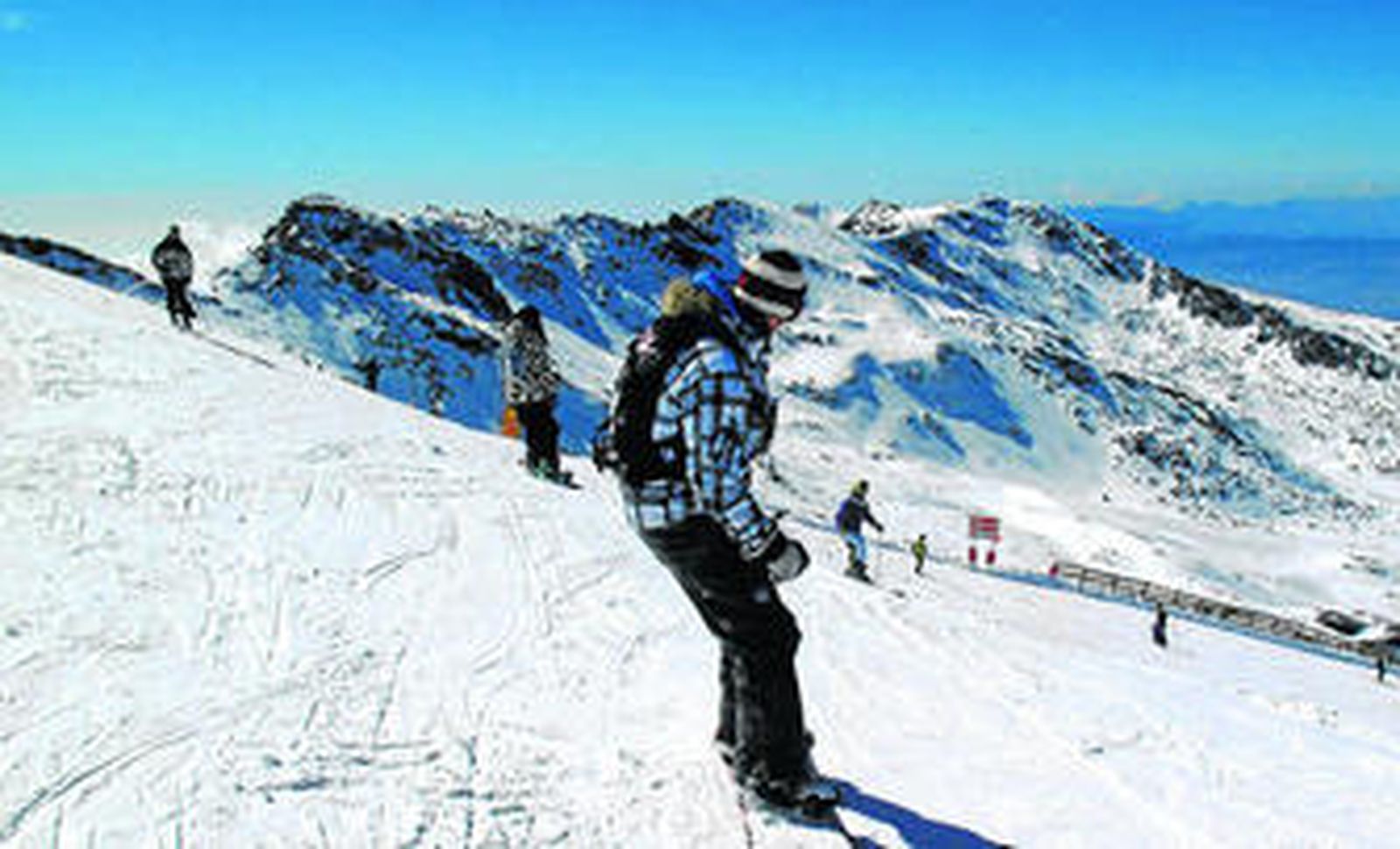 Imagen de esquiadores descendiendo por La Laguna.