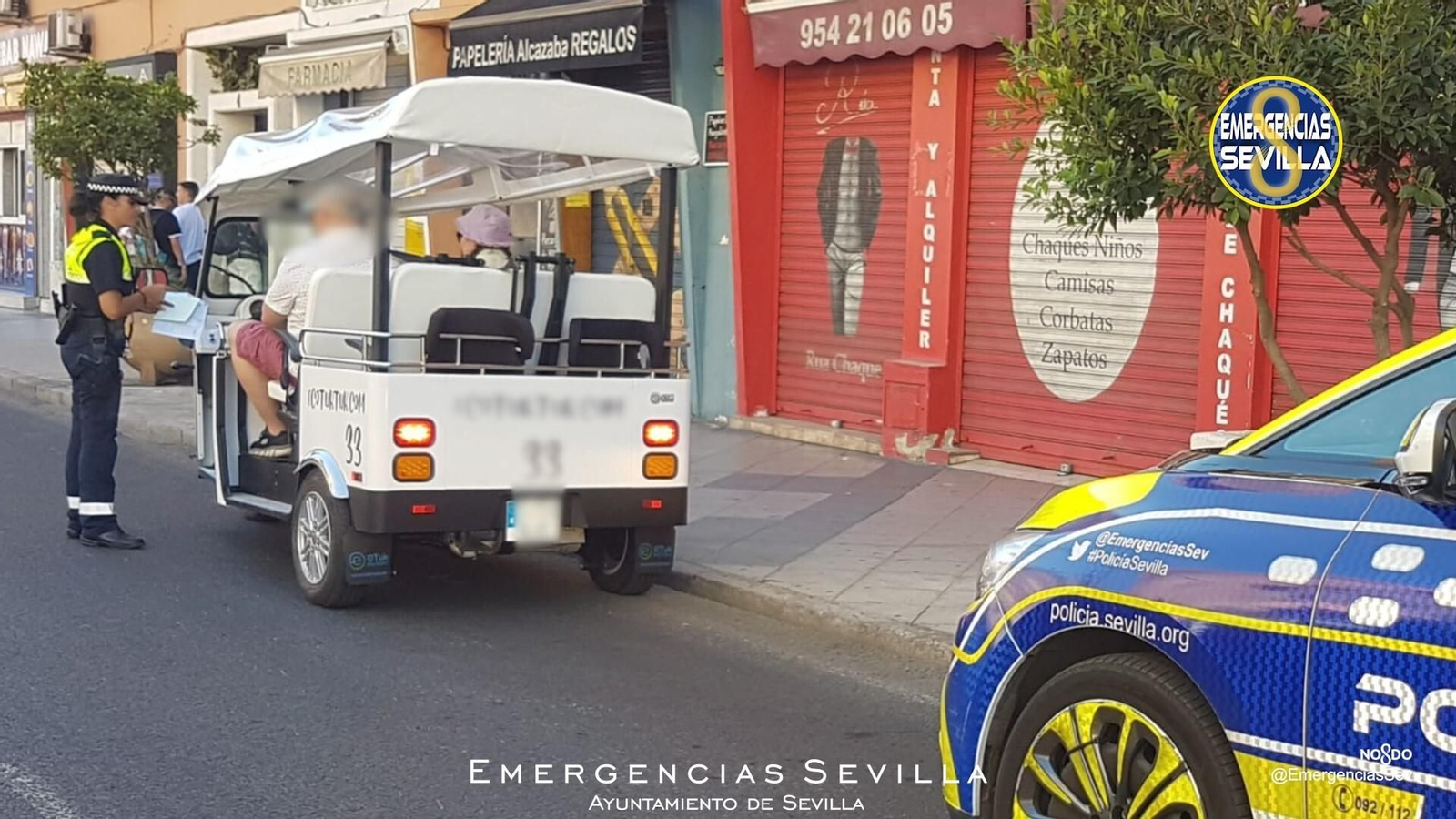 Una agente de Policía sanciona a uno de los tuk tuk