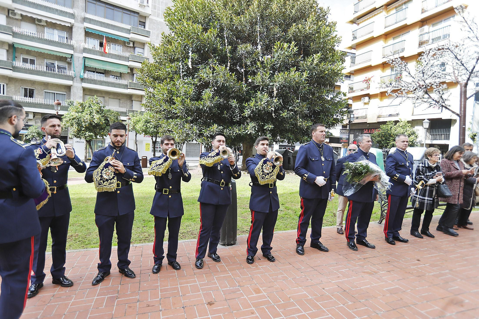 Imágenes de la Ofrenda de flores y rezo ante el monumento a la Inmaculada en Huelva
