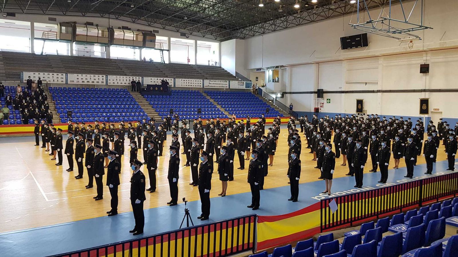 Los nuevos agentes de la Policía Nacional forman en el polideportivo de Ciudad Jardín