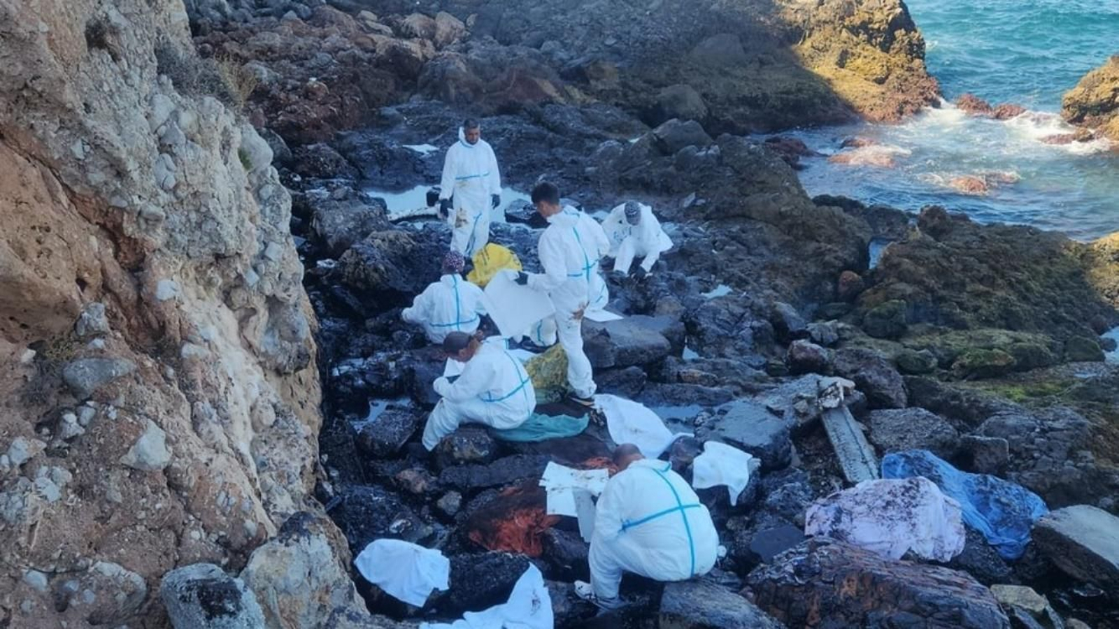 Trabajos de limpieza del vertido, este miércoles en Gibraltar.