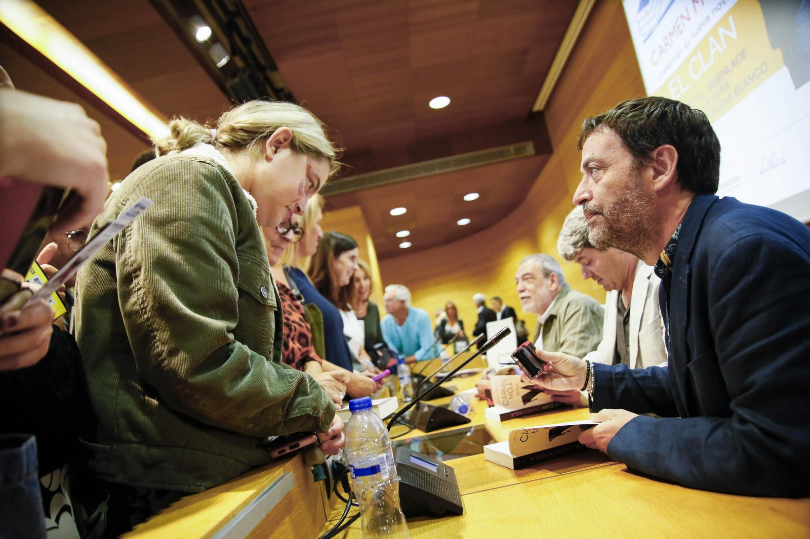 Carmen Mola presenta su libro "El clan" en la Casa de las mariposas de Almería, en imágenes