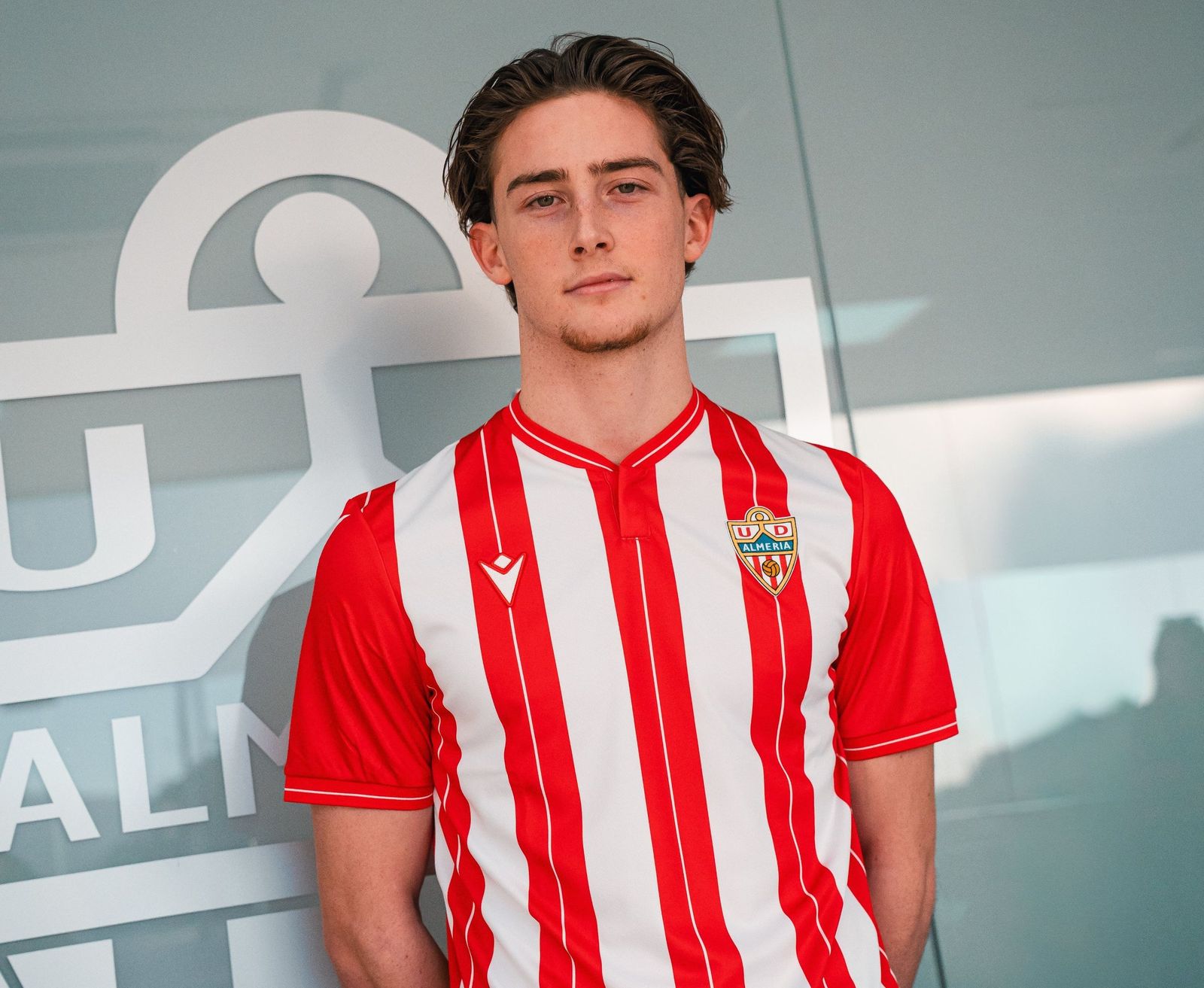 El extremo hispano-suizo luce la camiseta del conjunto rojiblanco en las instalaciones del club.