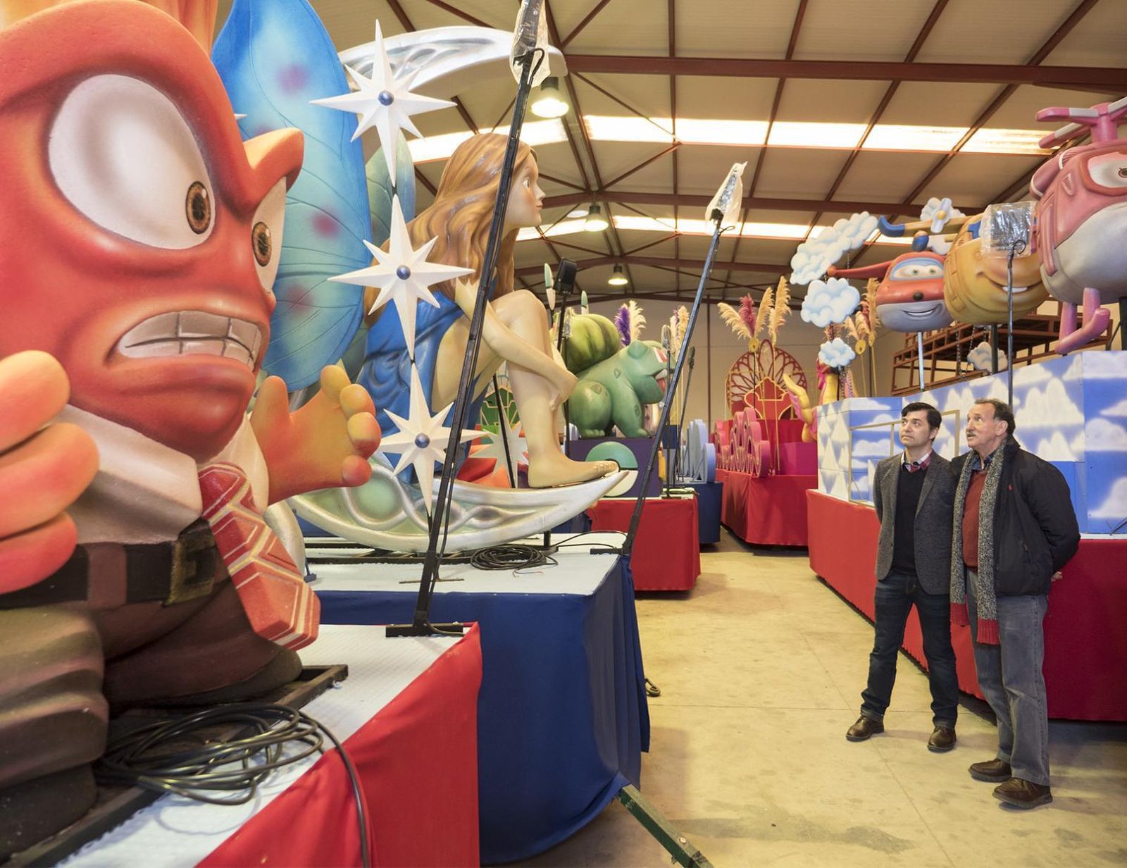 Los concejales delegados Juan Oliveros y Jesús Villegas, viendo ayer las carrozas de la cabalgata de Sanlúcar.