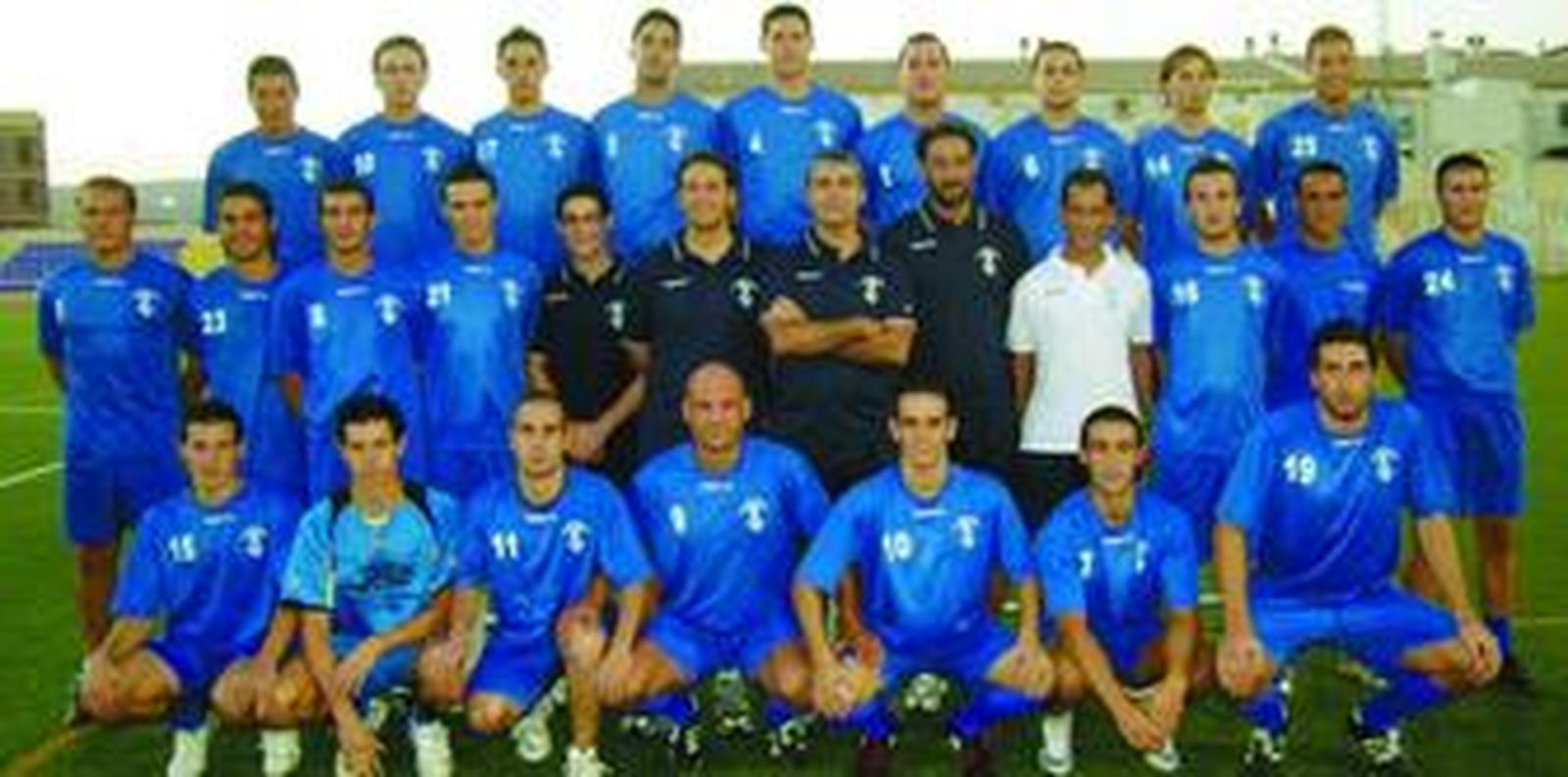 La plantilla del Huétor Tajar posa junto al cuerpo técnico encabezado por Joseba Aguado.