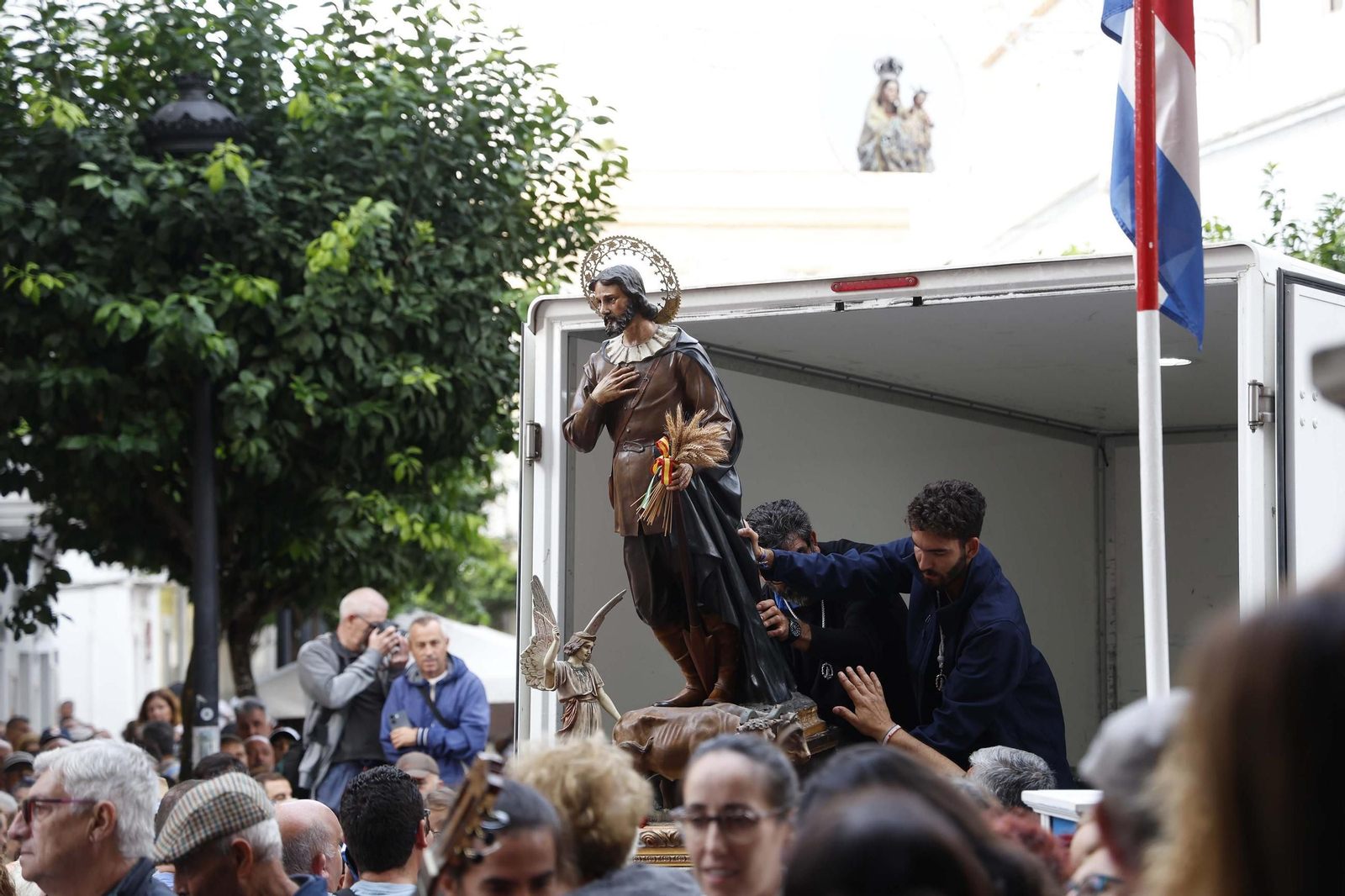 La Virgen de la Luz, patrona de Tarifa, regresa a su santuario entre el fervor y la lluvia
