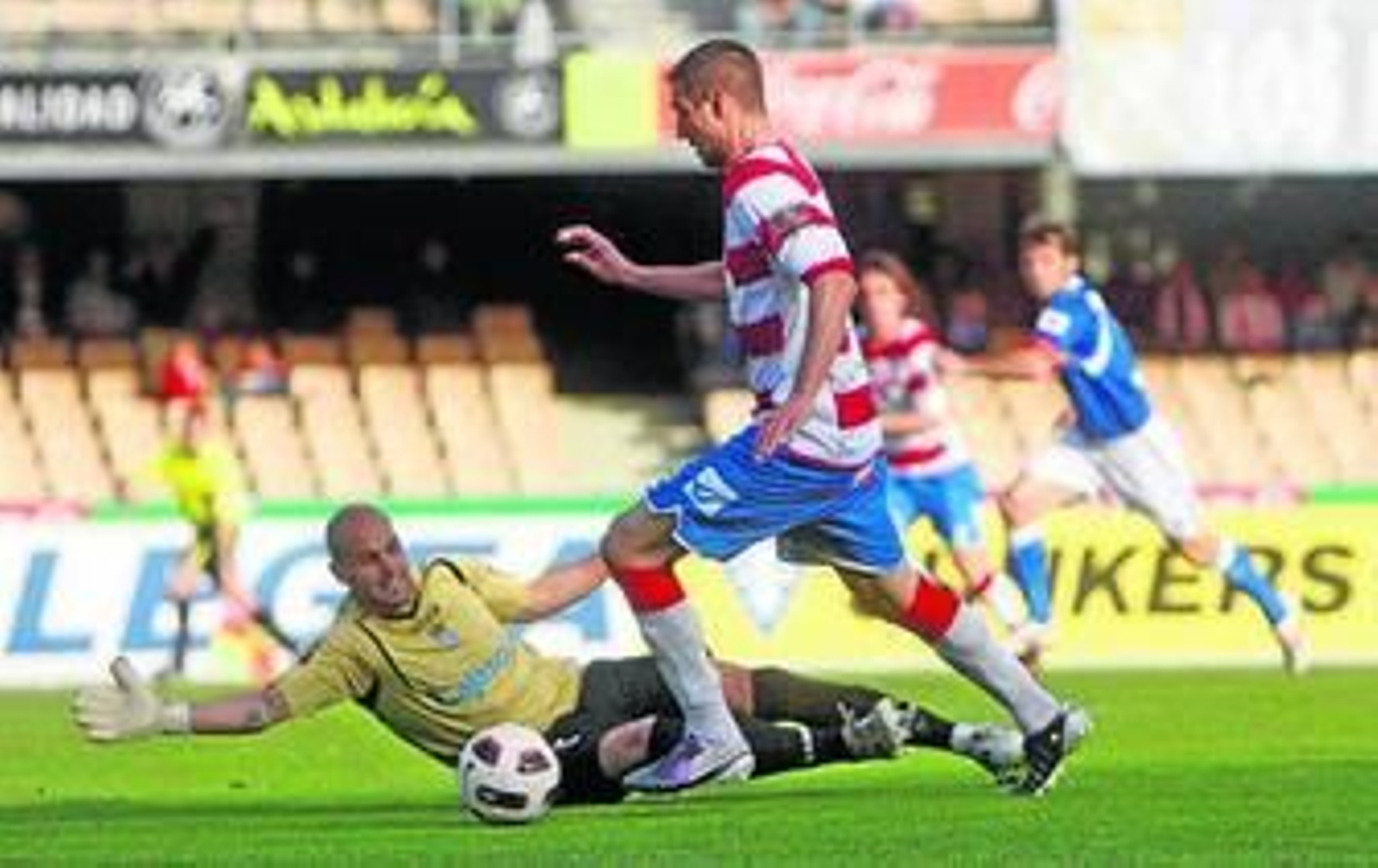 Geijo intenta regatear al xerecista Chema durante un partido.