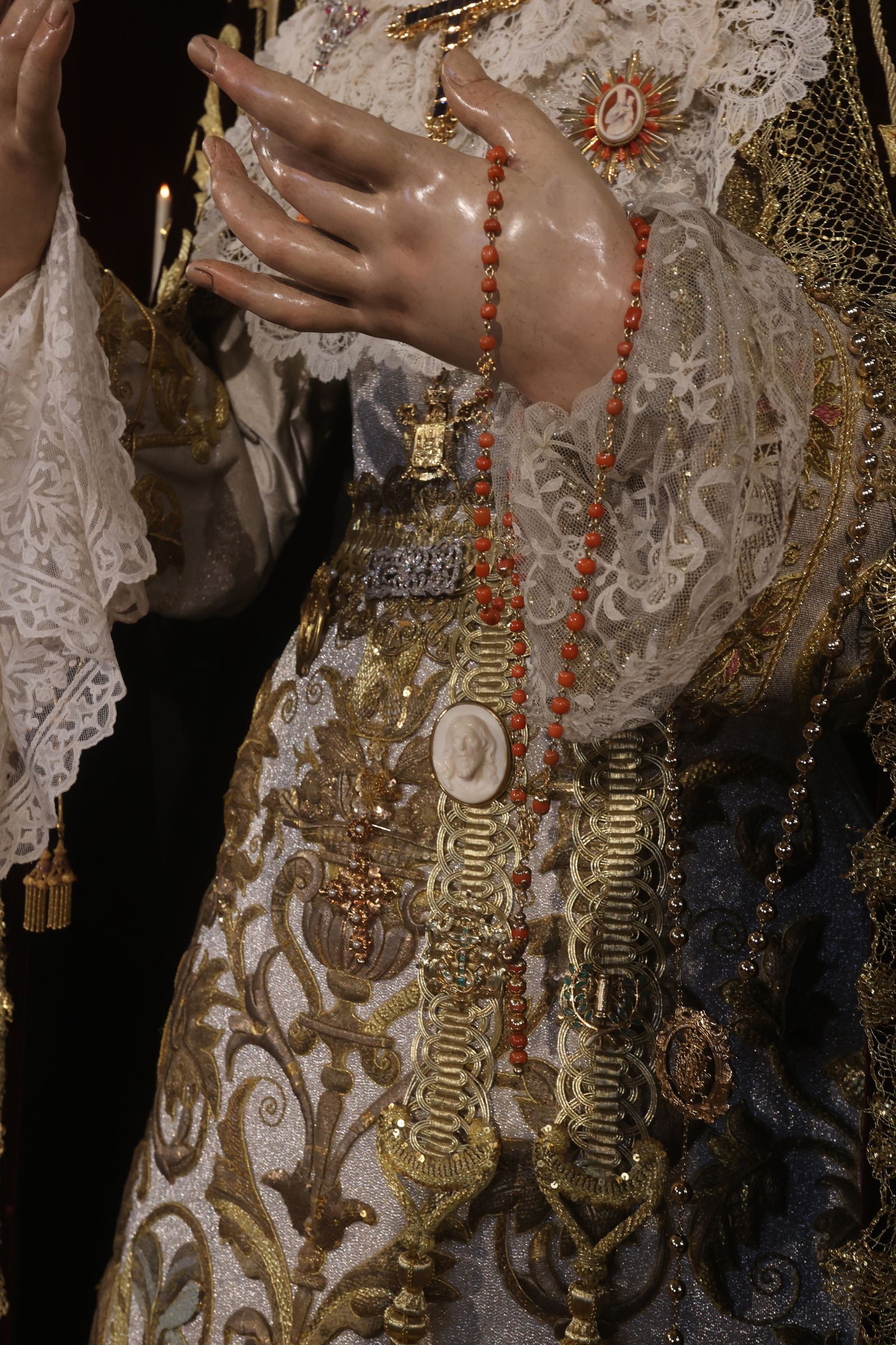 Las impresionantes imágenes de la Virgen de la Victoria en su besamanos