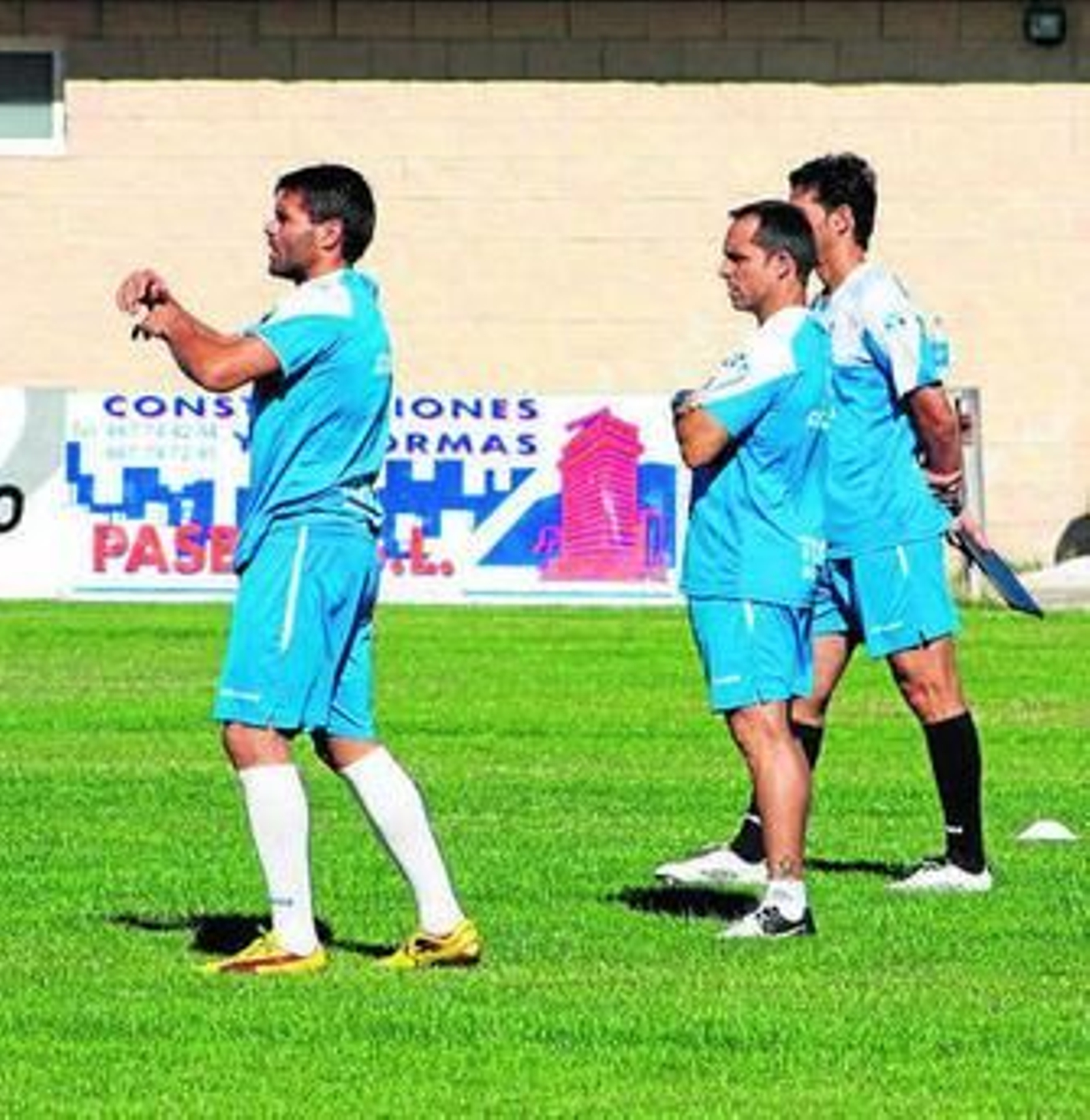 Sergi Barjuan sigue atentamente el entrenamiento de los suyos.