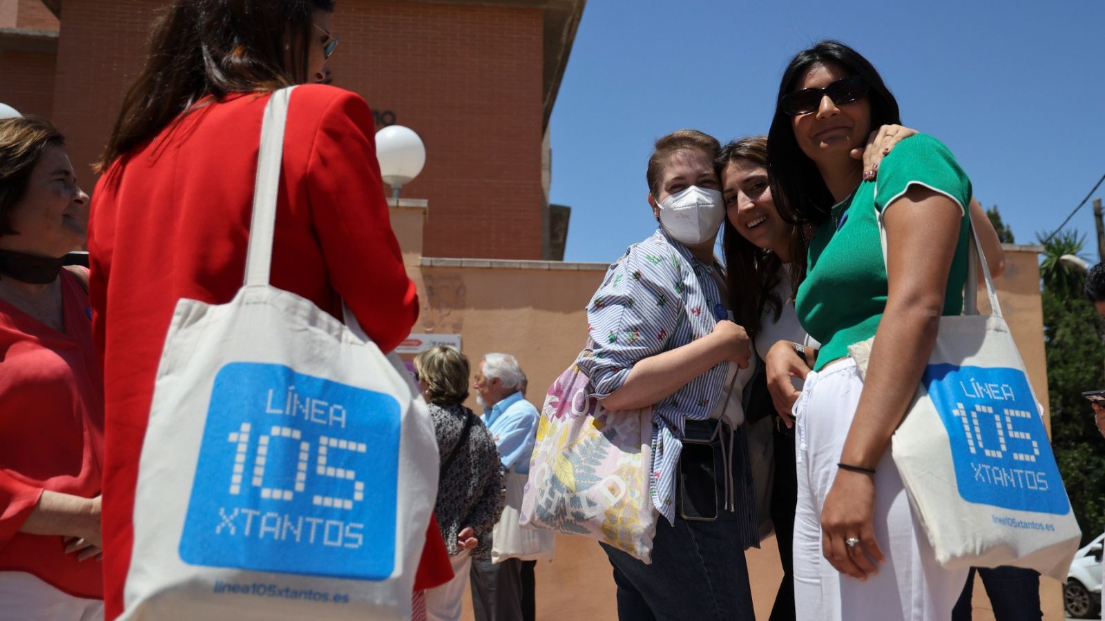 Viajeros a las puertas del Colegio Diocesano Cardenal Herrera Oria.