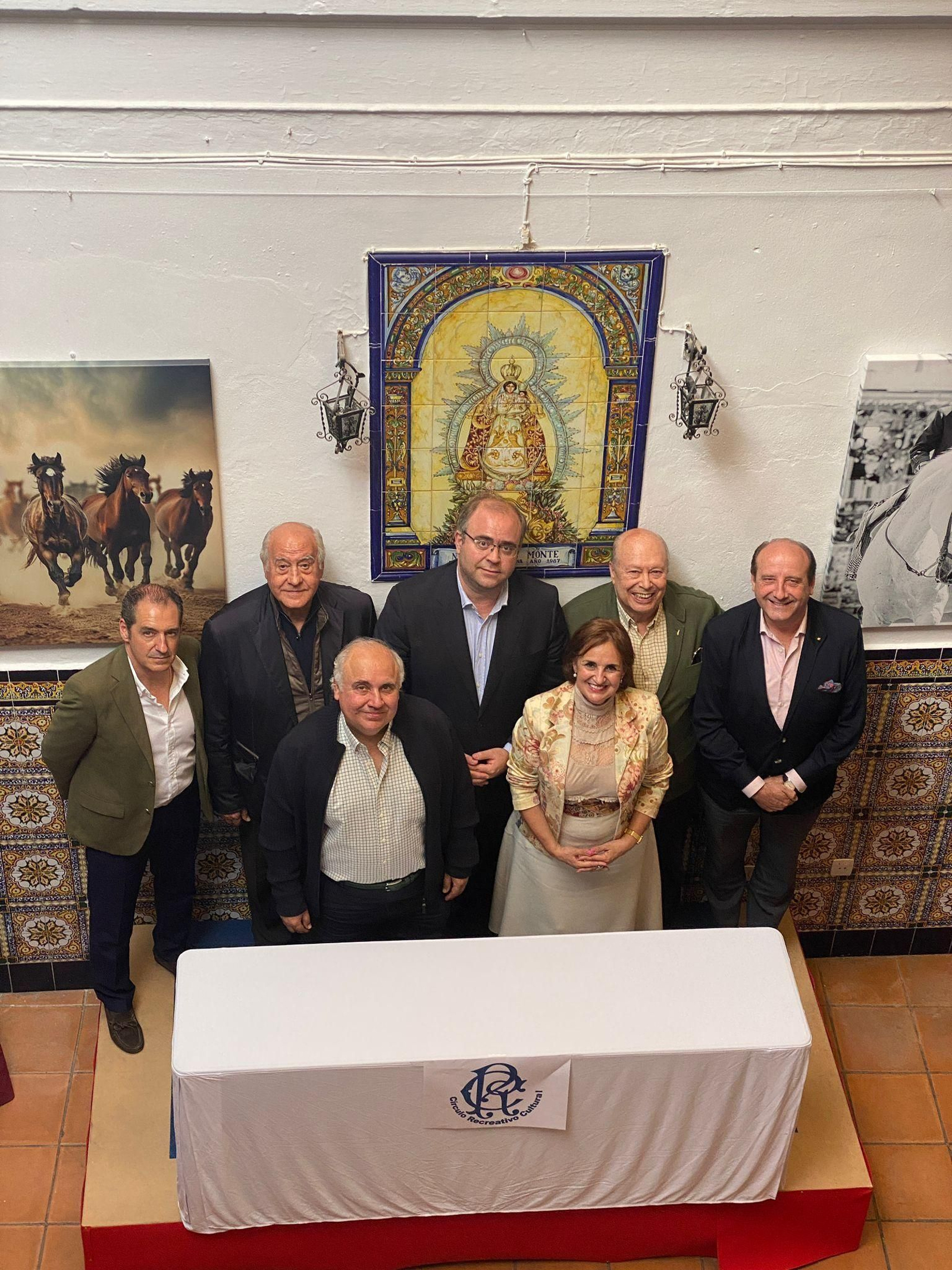 Los ponentes y la directiva del Casino en el patio donde se celebró el acto. Los ponentes y la directiva del Casino en el patio donde se celebró el acto.