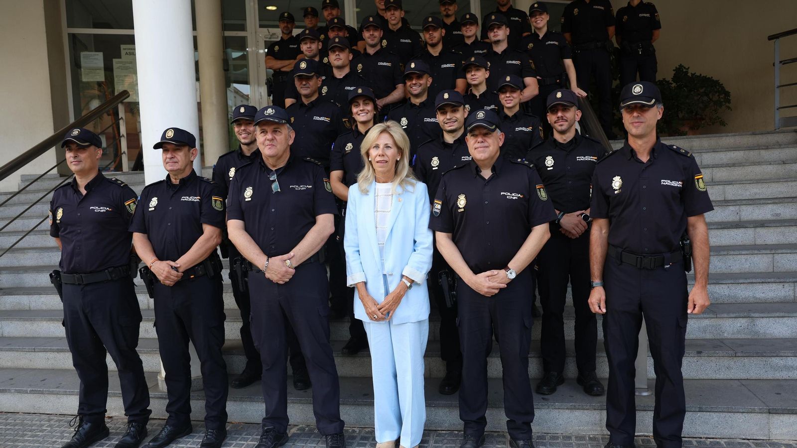 Foto de familia de la subdelegada del Gobierno con los nuevos agentes. Foto de familia de la subdelegada del Gobierno con los nuevos agentes.