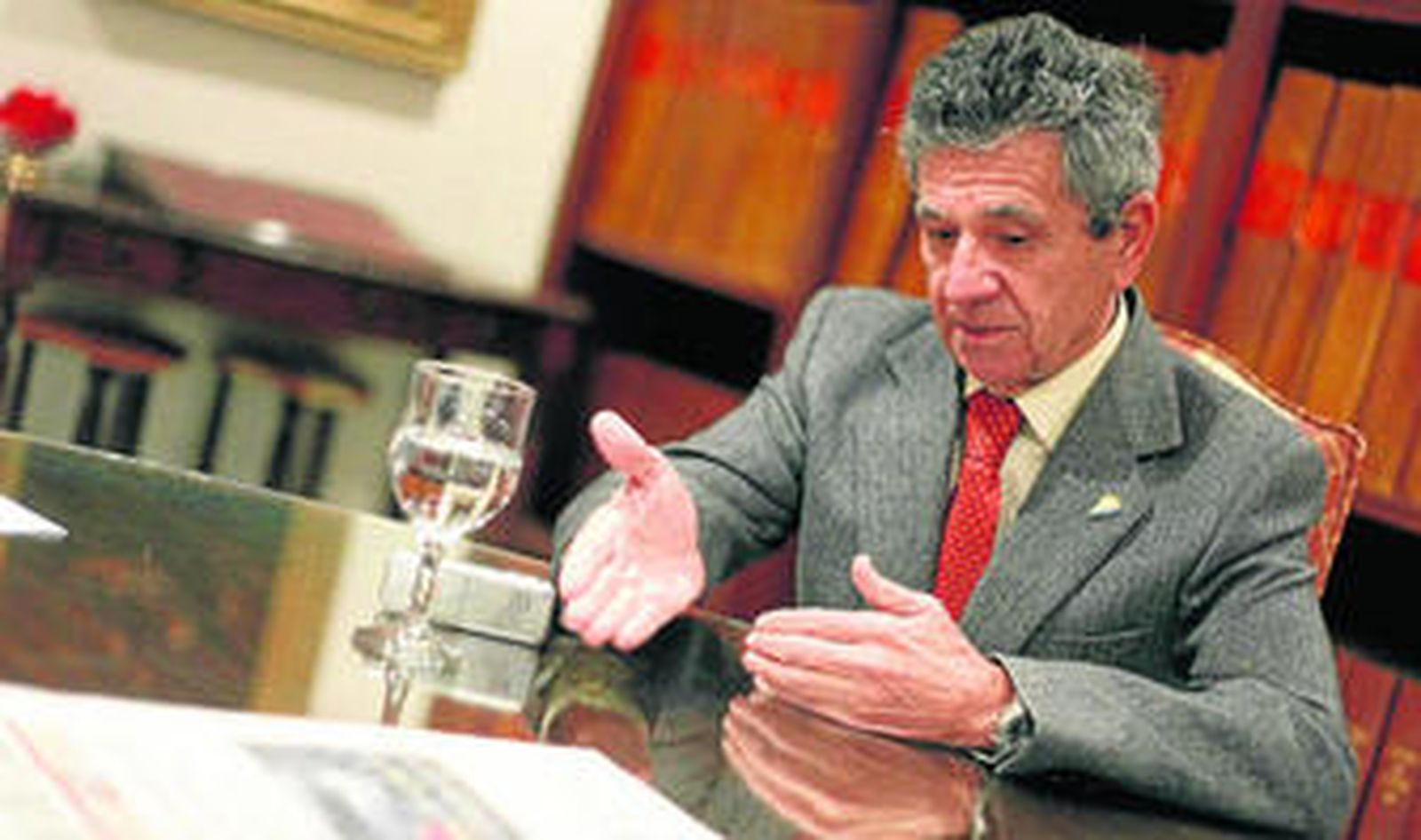 Enrique Huguet, en la hemeroteca de 'Diario de Cádiz'.