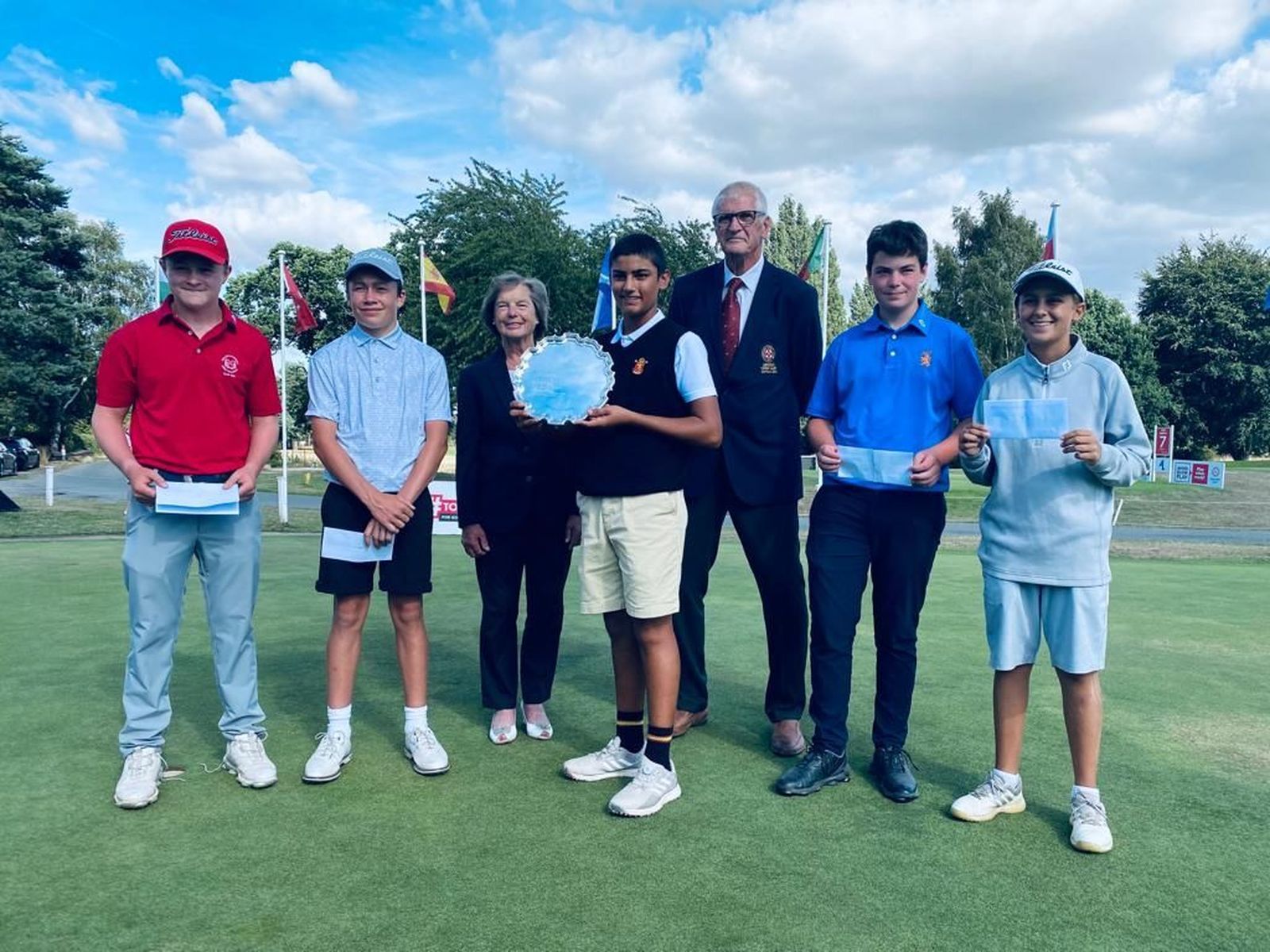 Arian Rodríguez posa con el trofeo de campeón