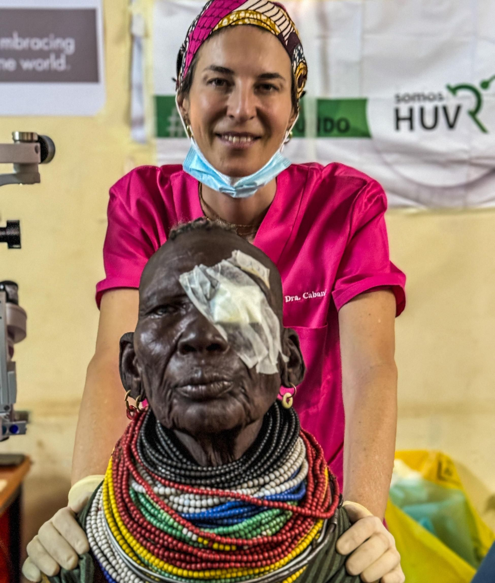 La doctora Cabanás junto a un paciente tras una intervención de cataratas.