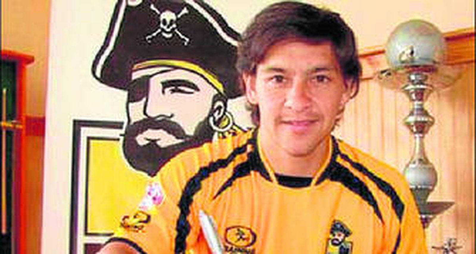 Lucho Álvarez, en el momento de estampar su firma en la cartulina del José Gálvez peruano.