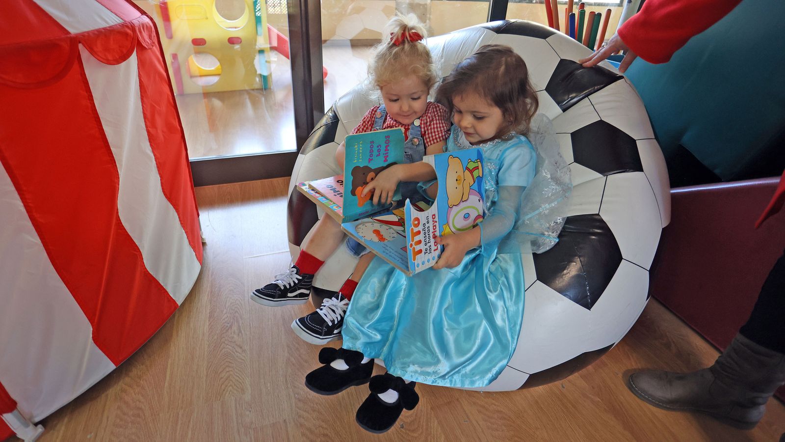 La guardería Centro se disfraza por el día del libro