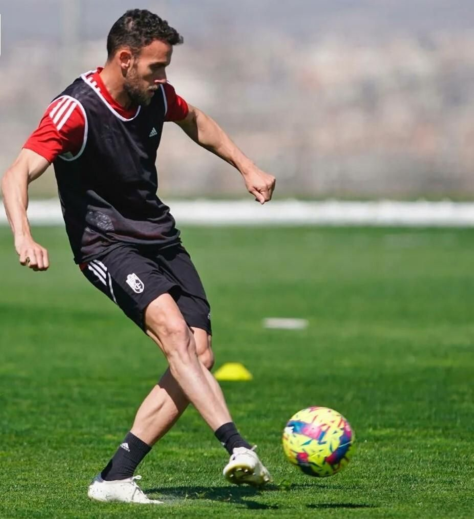 Quini golpea el balón en un entrenamiento