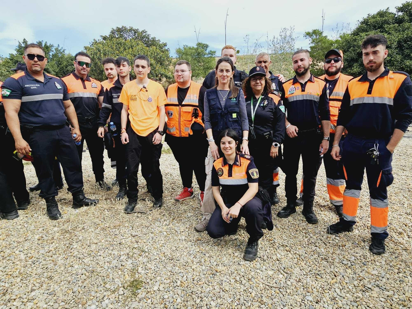La delegada del Gobierno junto a voluntarios de Protección Civil, hoy.