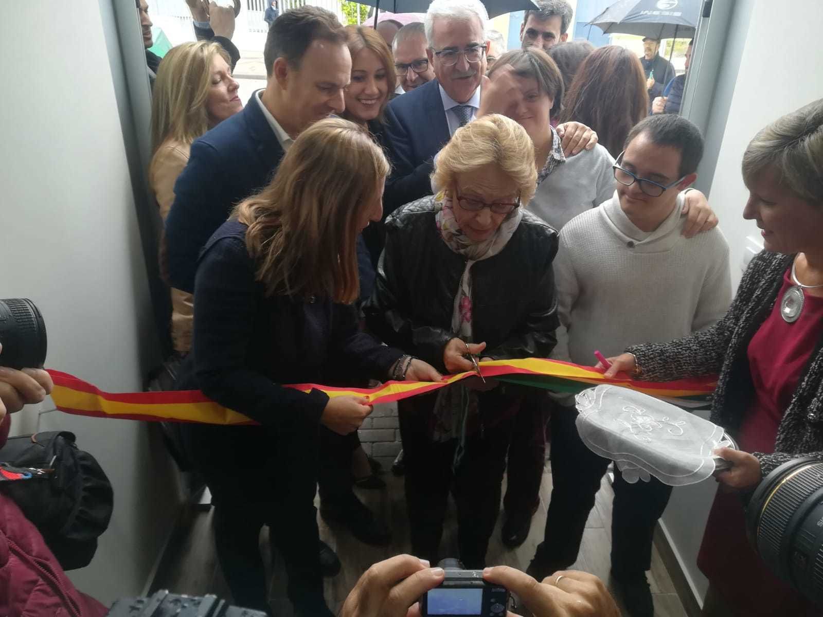 Antonia García Morales, cortando la cinta del nuevo centro que lleva su nombre.