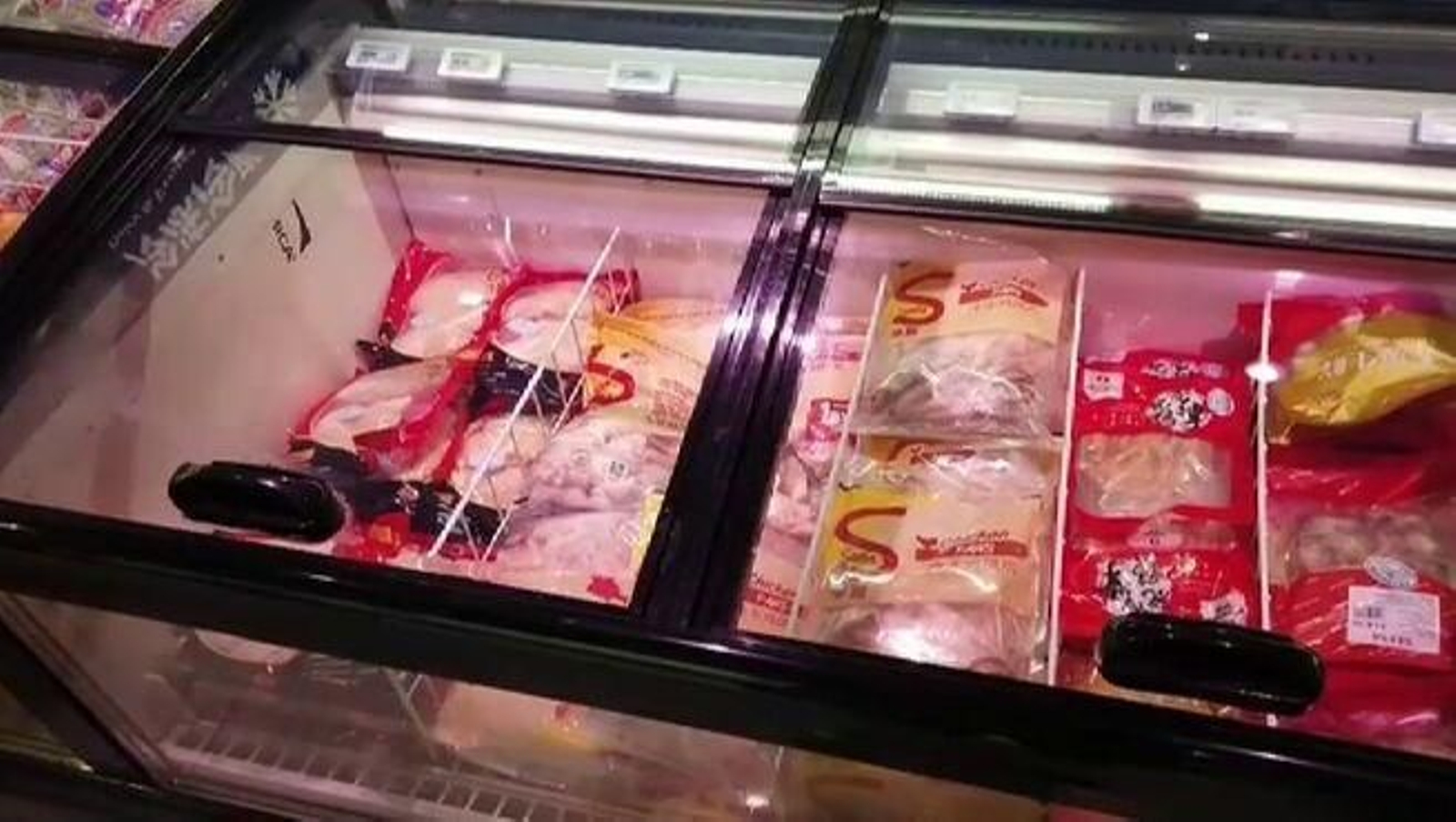 Un congelador con productos en un supermercado chino