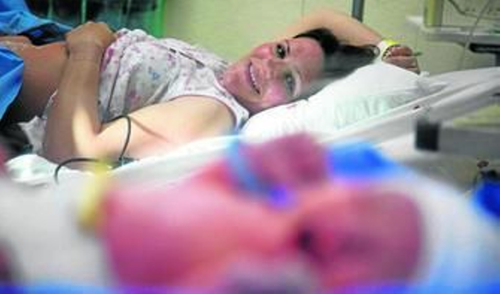 Una madre observa a su hijo recién nacido aún en el hospital.