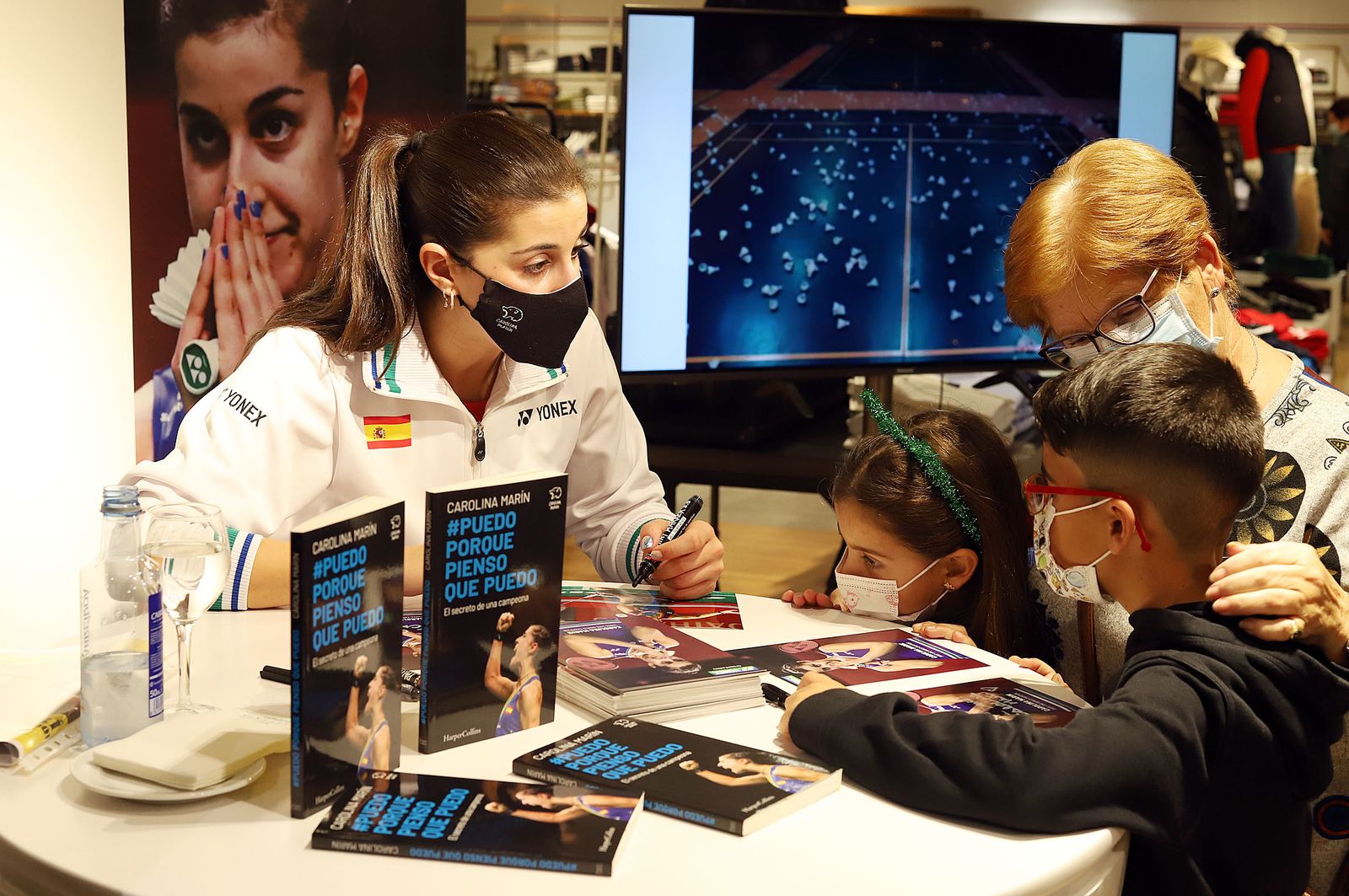 Huelva 2021: Carolina Marín firma autógrafos en el Corte Inglés de Huelva durante el Mundial de Bádminton