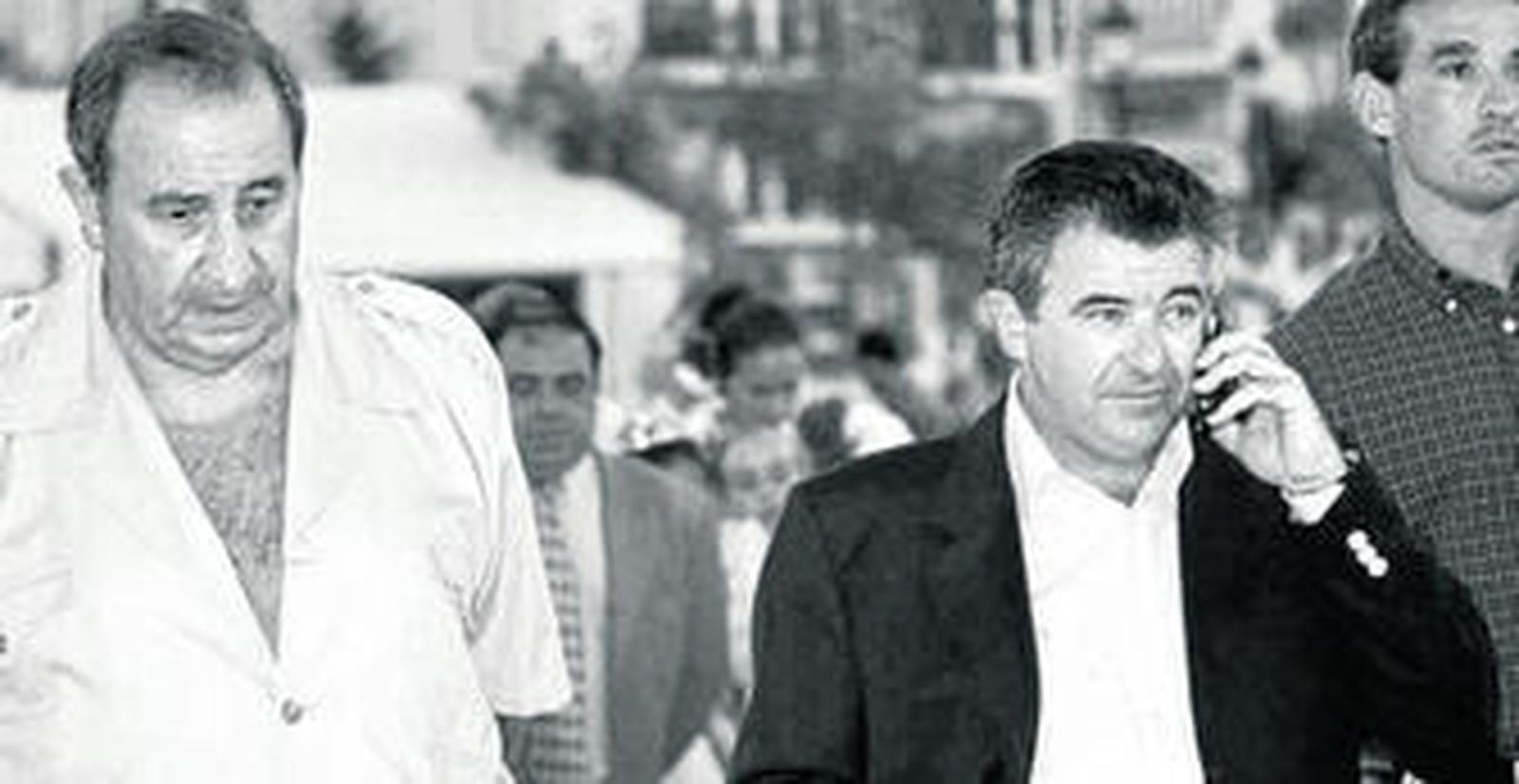 El fallecido alcalde de Marbella, Jesús Gil, paseando junto a su asesor urbanístico, Juan Antonio Roca, en los tiempos álgidos del 'gilismo'.