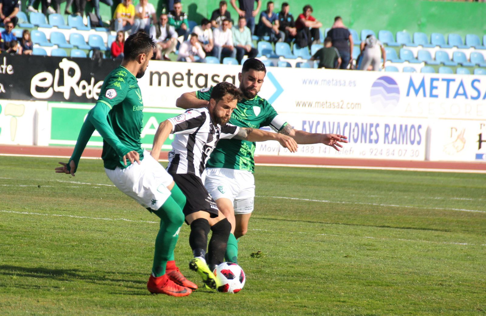 Gato, obstaculizado por dos jugadores del Villanovense, hoy en el Romero Cuerda