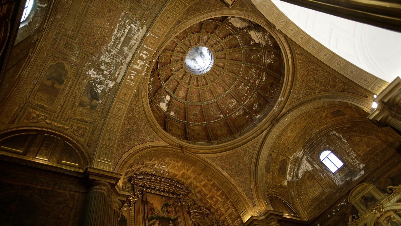 La cúpula desde el interior del templo, donde se observa la incidencia del agua en las pinturas.