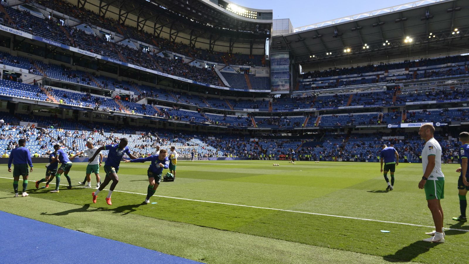 El Betis calienta en el Santiago Bernabéu.