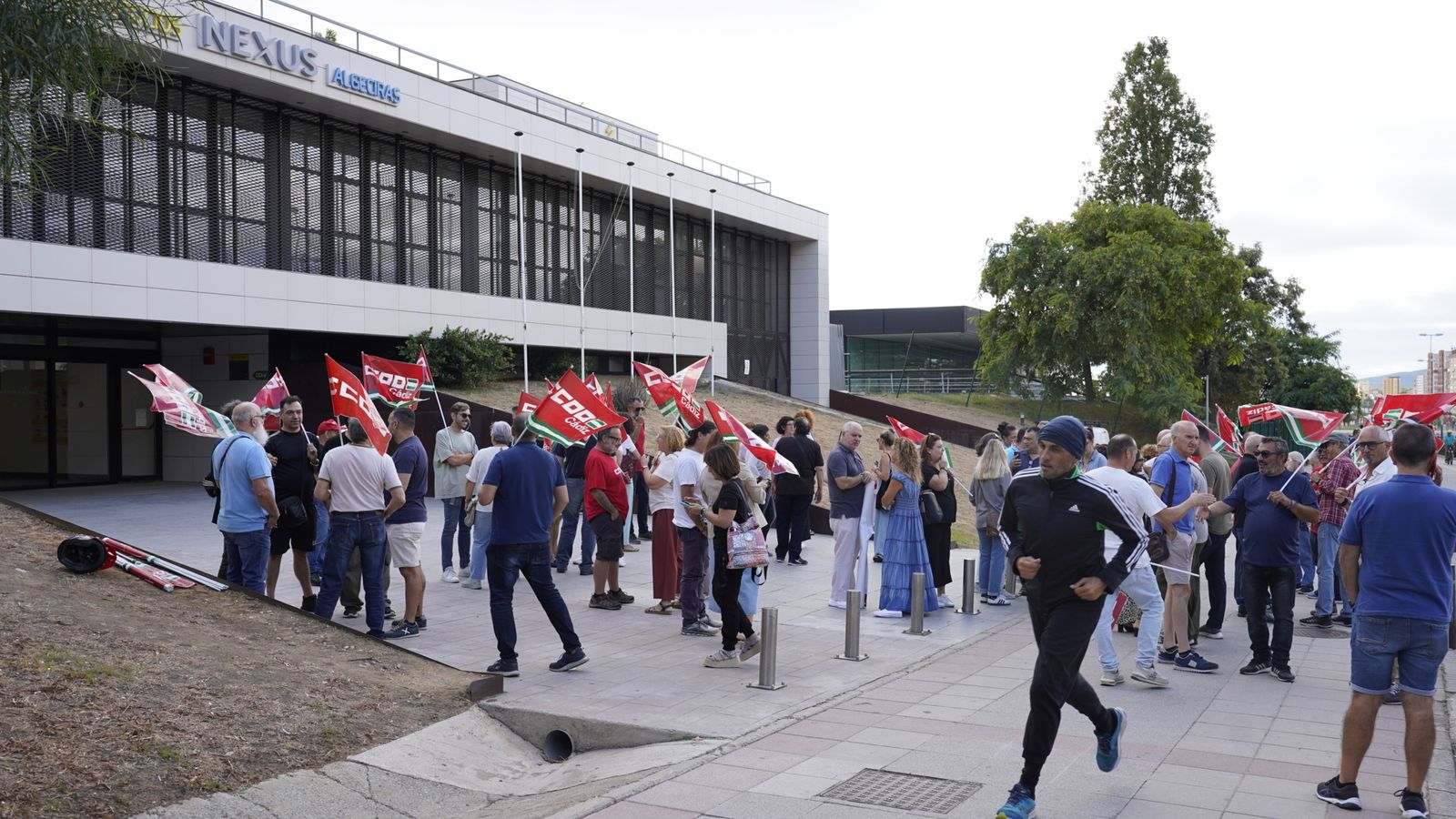 Fotos de la concentración para la reducción de la jornada laboral en el edificio nexus de Algeciras