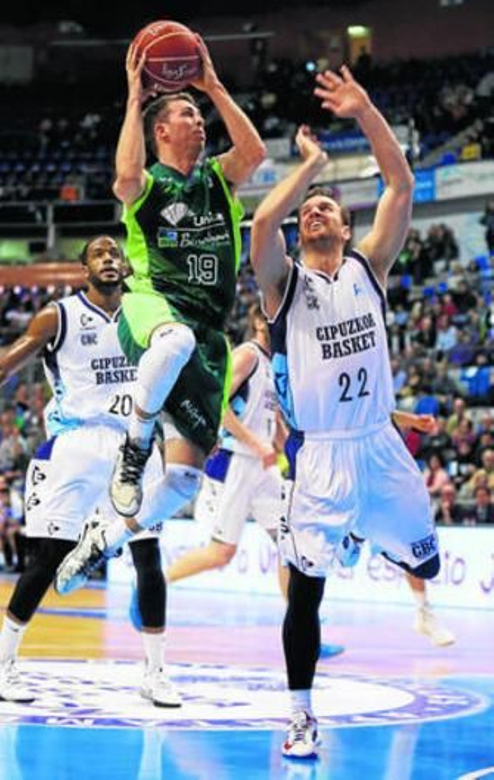 Ryan Toolson intenta atacar el aro ante Winchester.